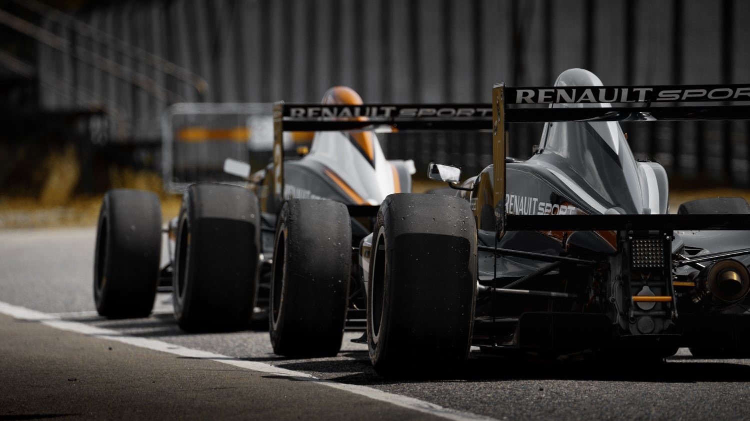 Zwei Formel 1-Rennwagen von hinten fotografiert