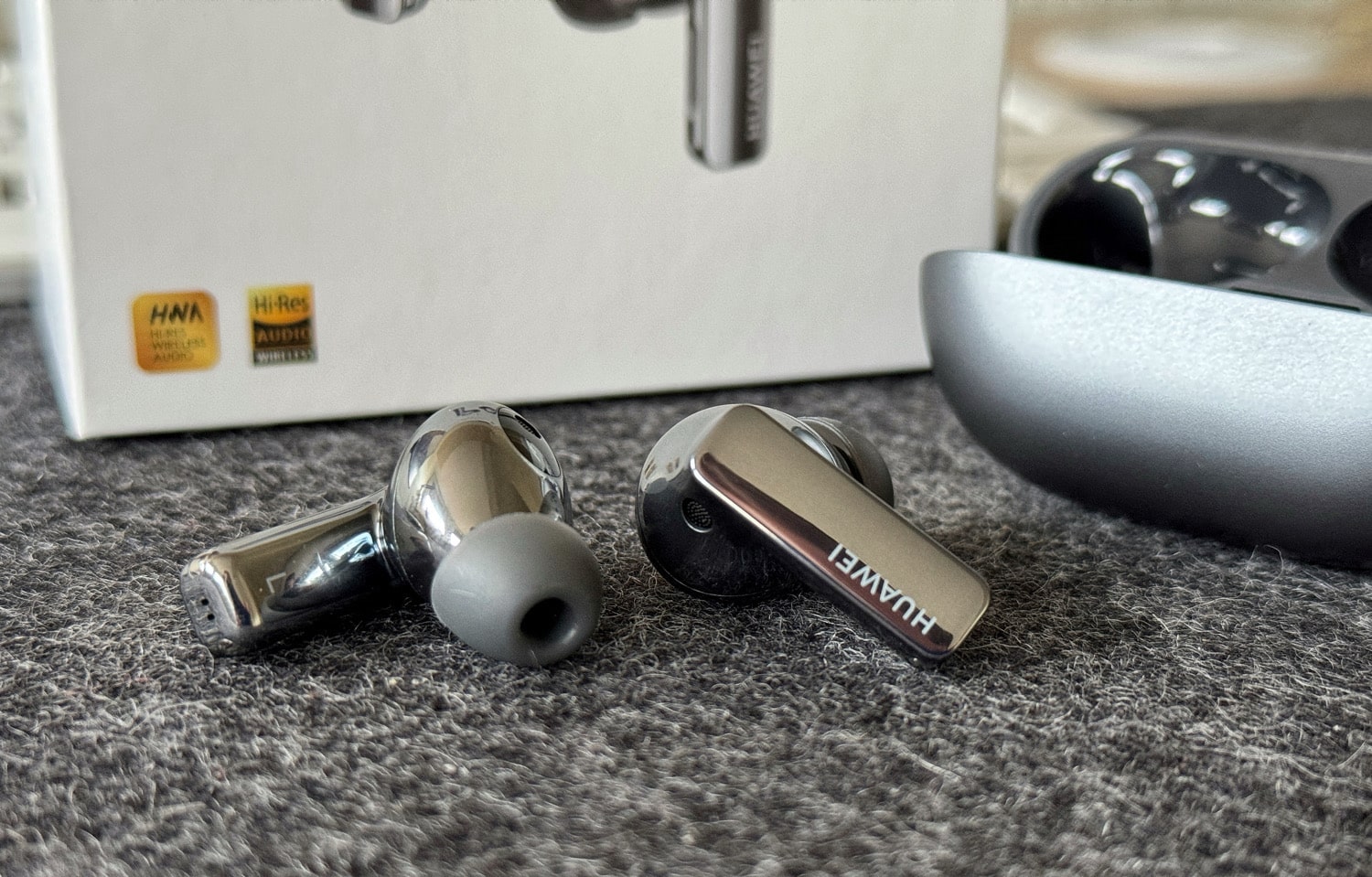 Detailansicht der Huawei FreeBuds Pro 3 in Silver Frost auf einer Filzunterlage