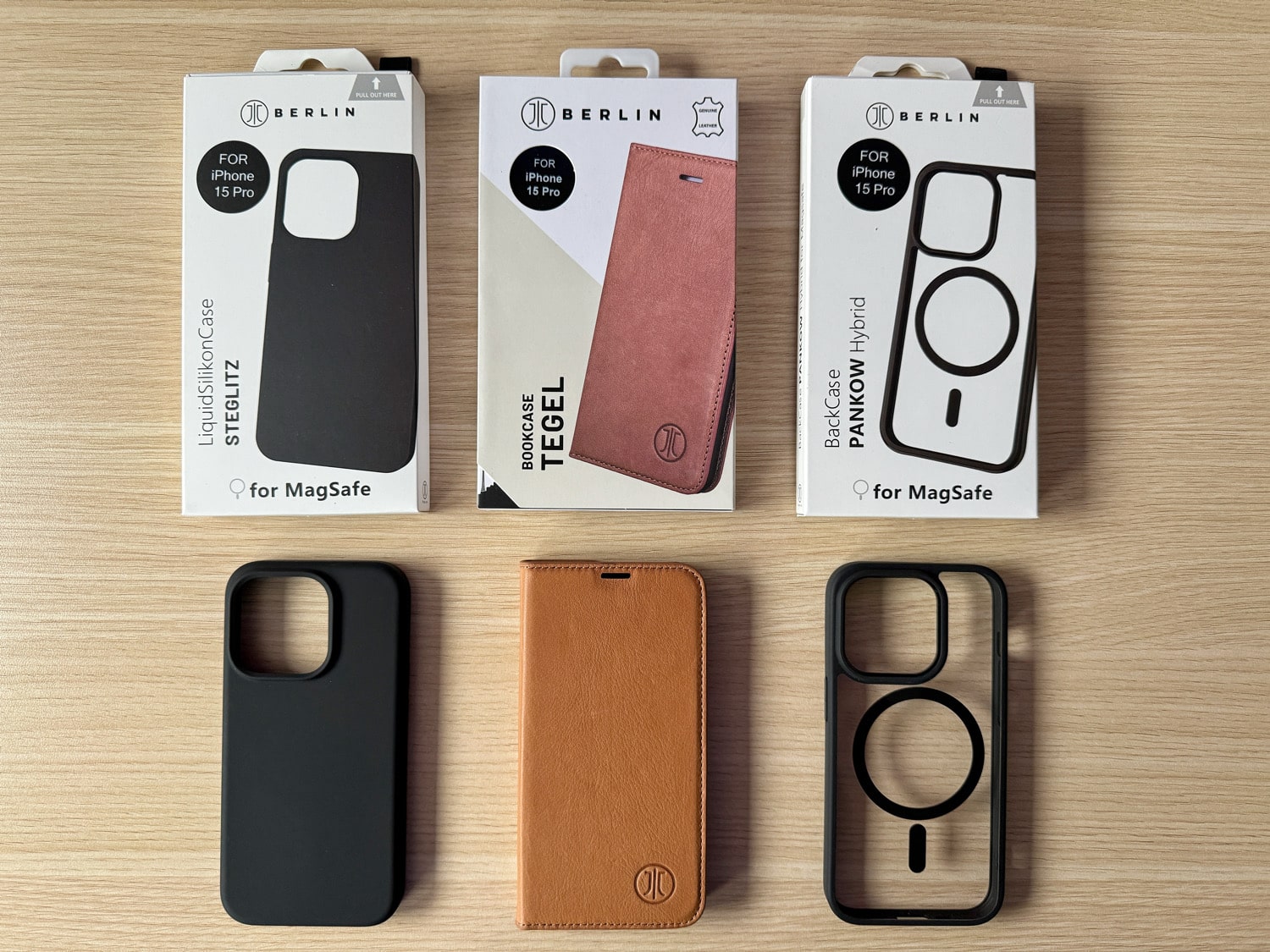 Drei JT Berlin Cases für das iPhone 15 Pro samt Verpackungen auf einem Tisch