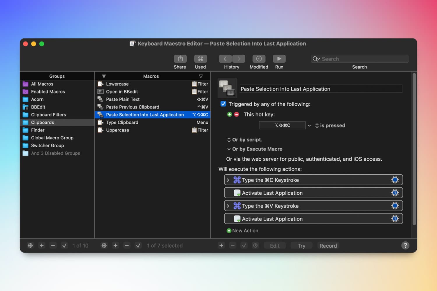 Screenshot der Mac-App Keyboard Maestro 11 vor buntem Hintergrund
