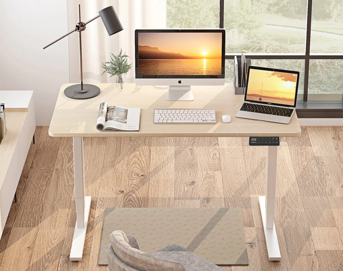 Maidesite T2 Pro Plus-Schreibtisch aufgebaut als Arbeitsplatz