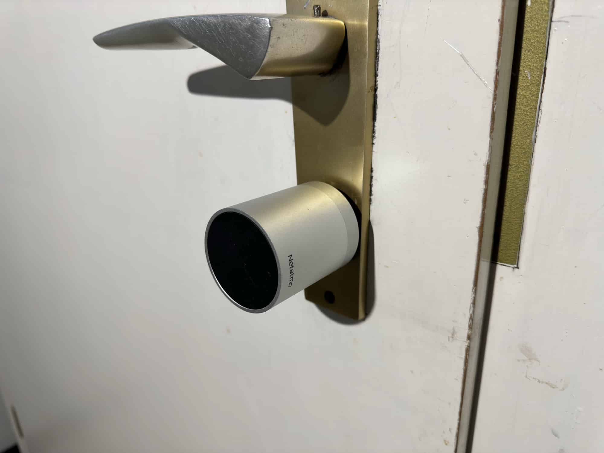 Netatmo Smart Lock an einer Tür montiert