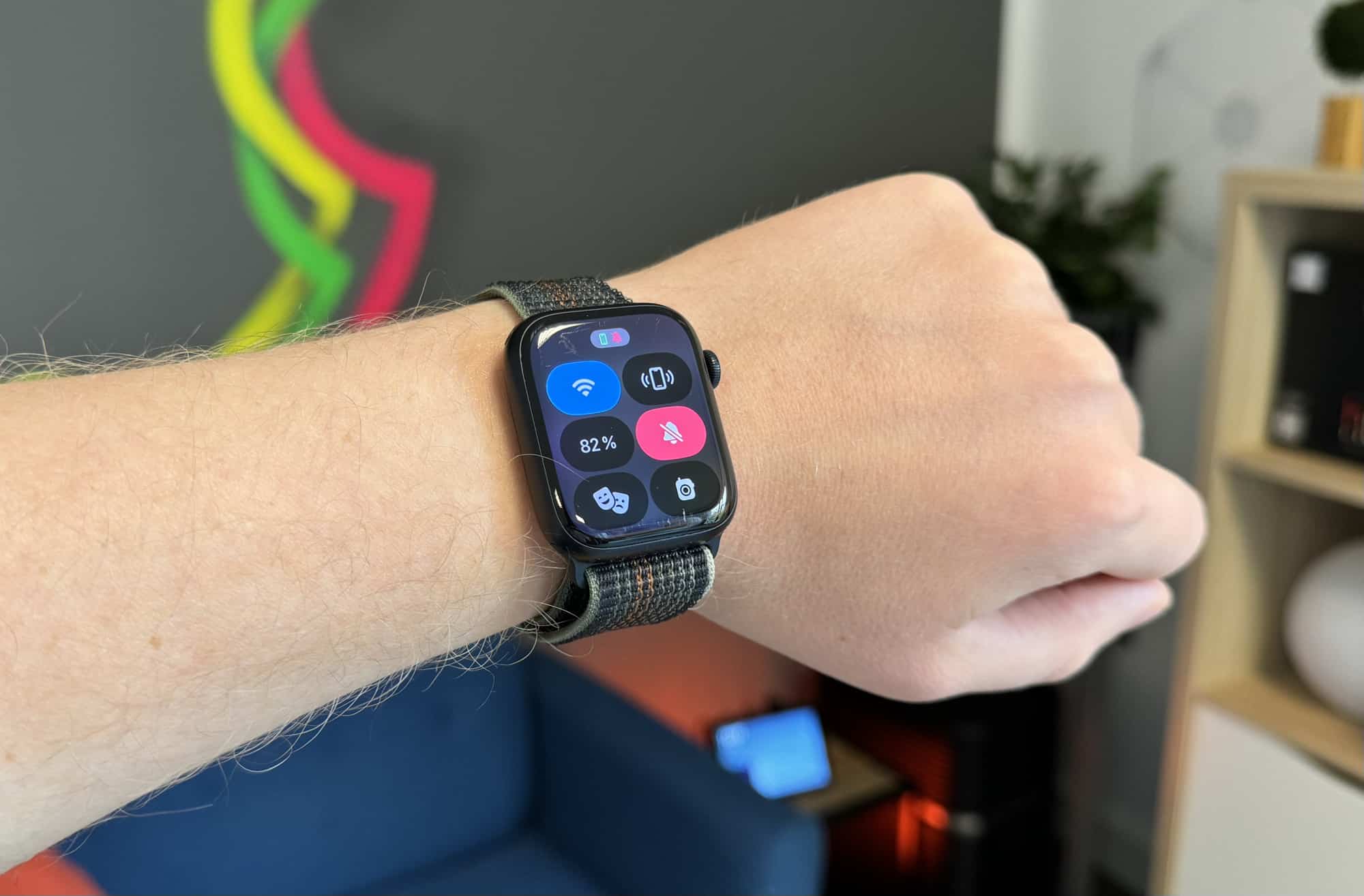 Apple Watch zeigt geöffnetes Kontrollzentrum in watchOS 10