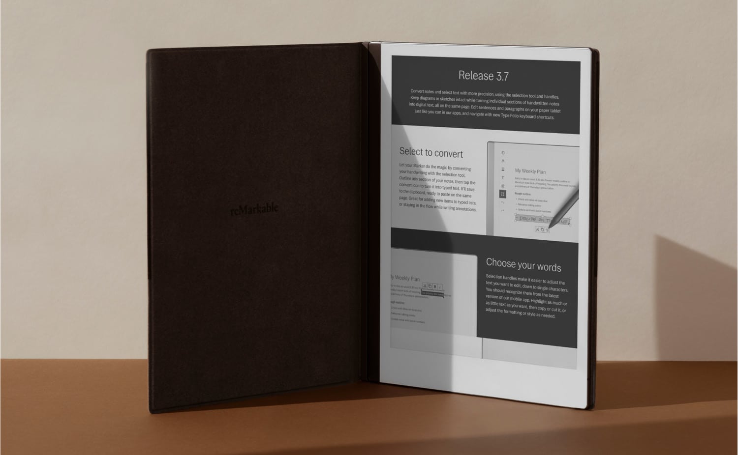 Aufgeklappter reMarkable 2 mit Hülle und neuer v3.7-Software