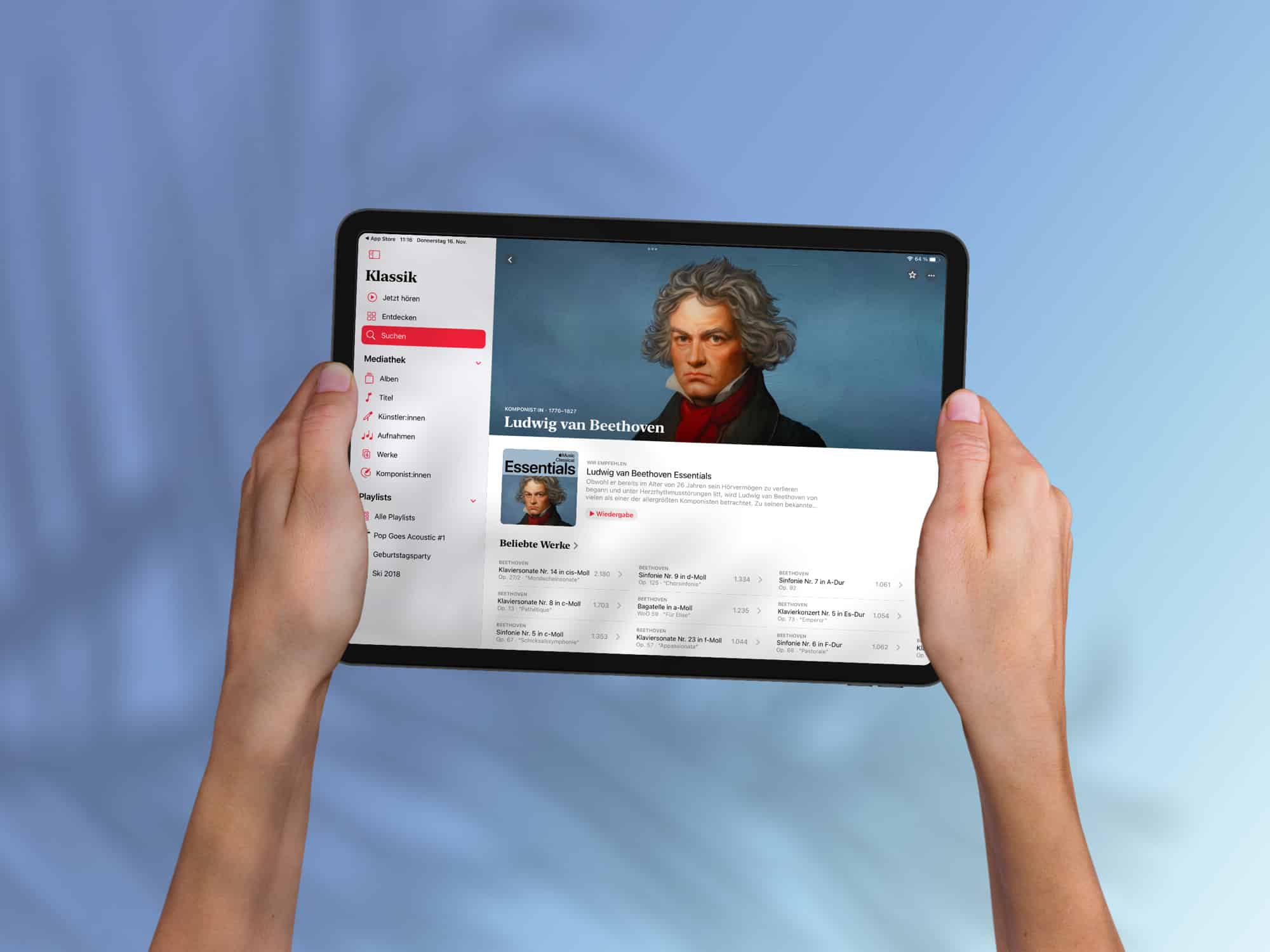 Apple Music Classical iPad-App vor blauem Hintergrund