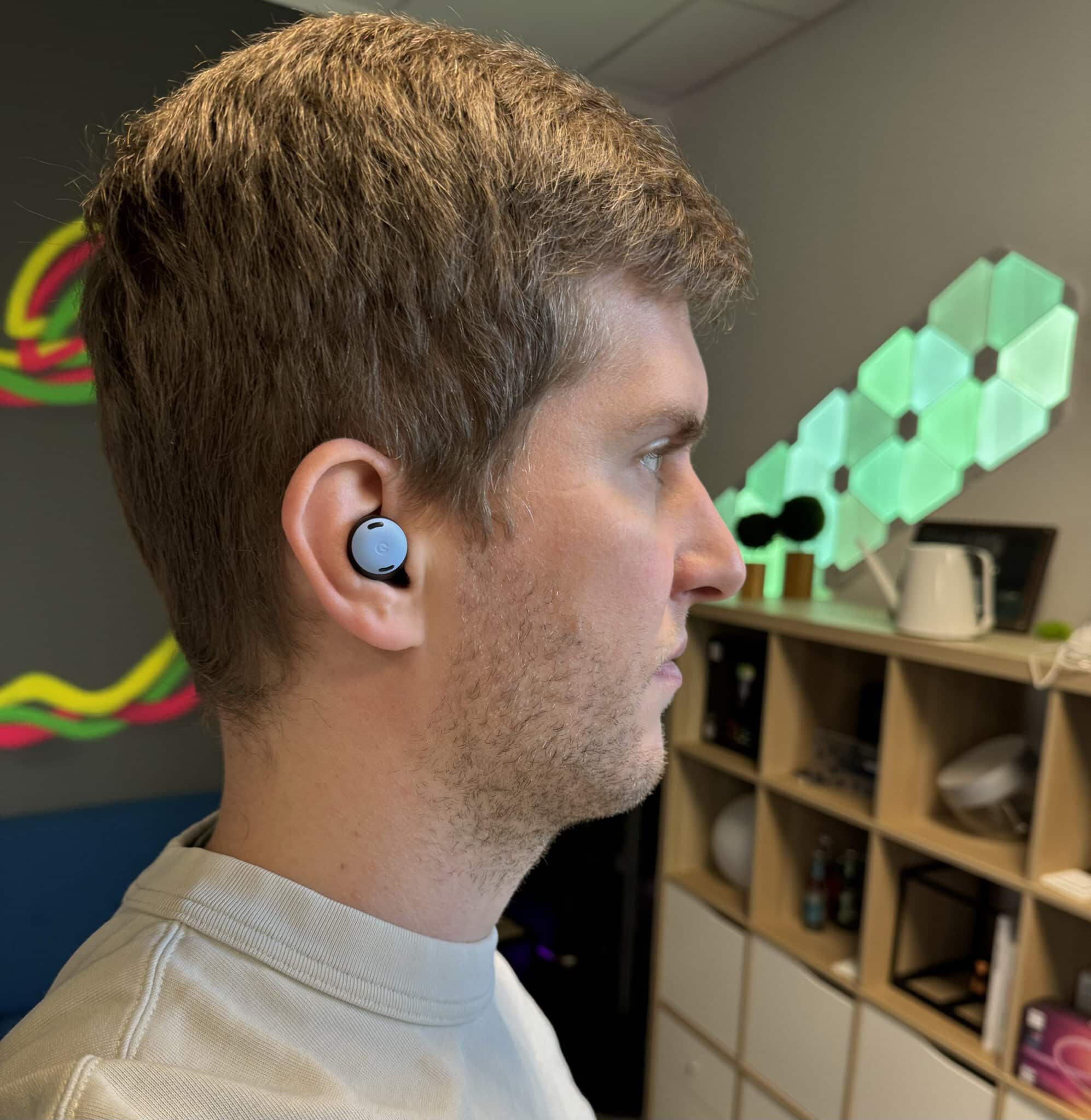 Mann trägt Google Pixel Buds Pro im Ohr
