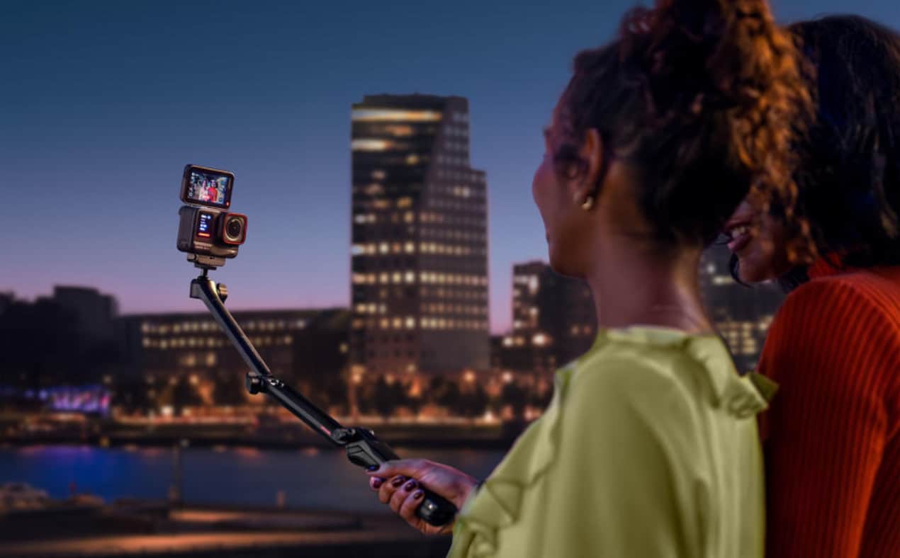 Eine Frau nutzt die Insta360 Ace Pro Action Cam mit einem Selfie Stick