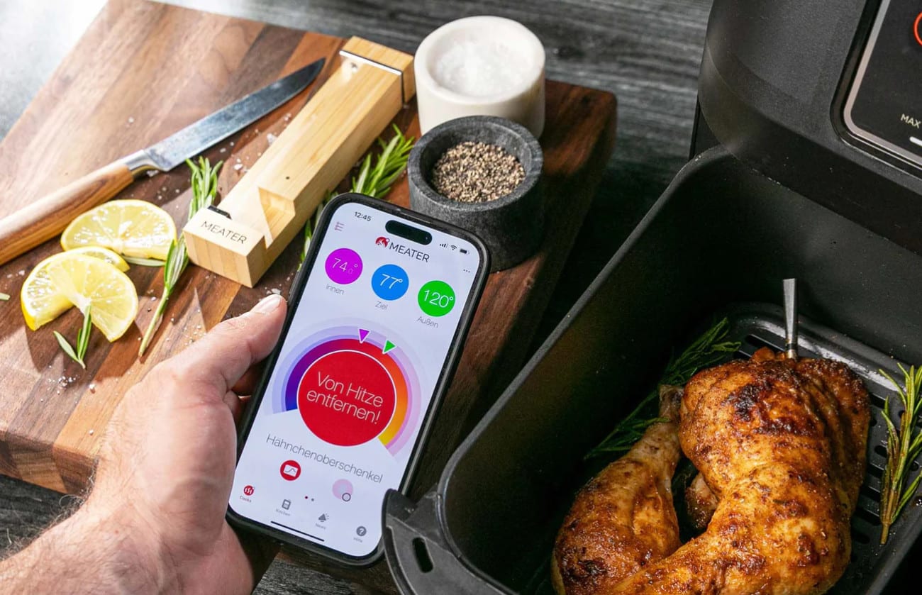 Meater 2 Plus mit Hähnchen im Airfryer und App auf einem iPhone