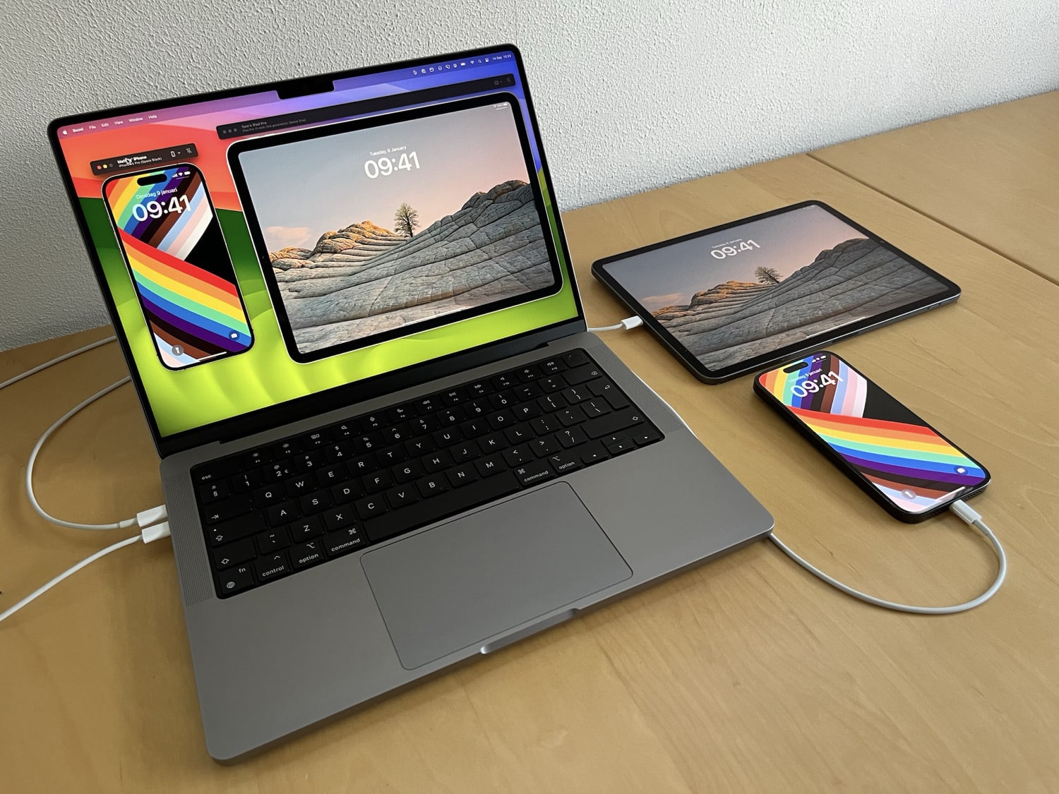 Bezel für macOS mit angeschlossenem iPhone und iPad auf einem MacBook