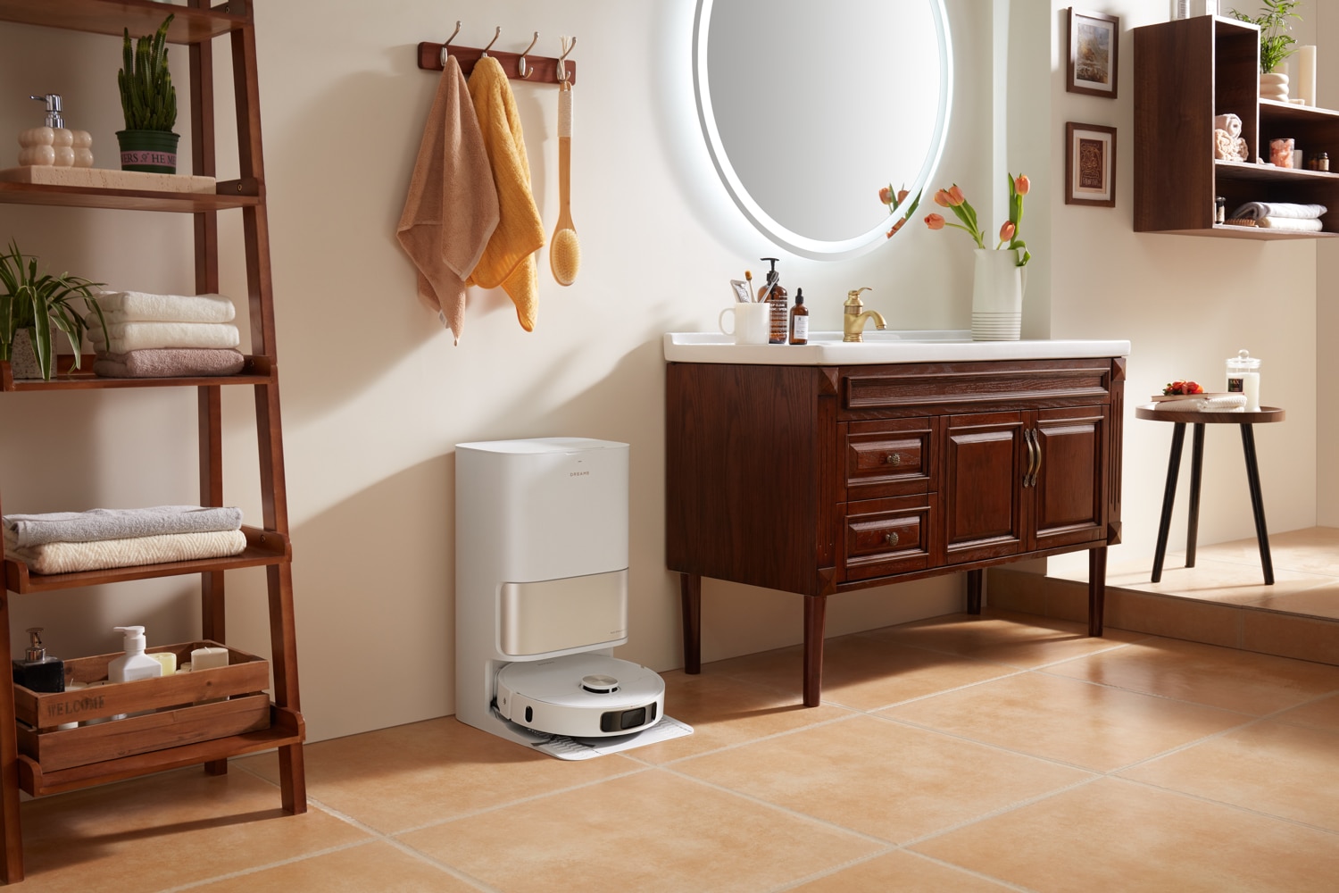 DreameBot L10s Pro Ultra Heat in Reinigungsstation in einem Badezimmer