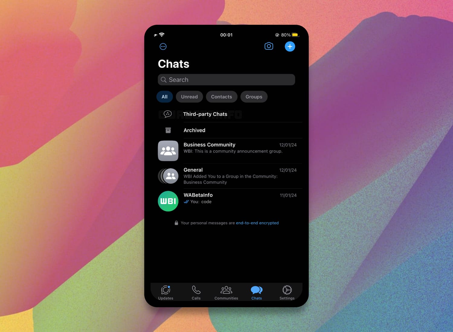 Screenshot von WhatsApp-Betaversion mit Drittanbieter-Chats vor buntem Hintergrund