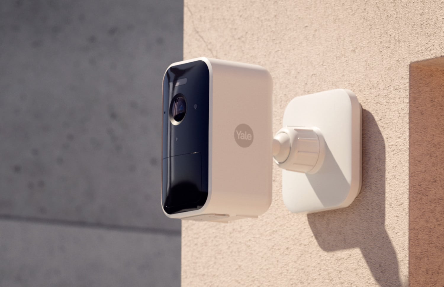 Yale Smart Outdoor Camera an einer Wand montiert