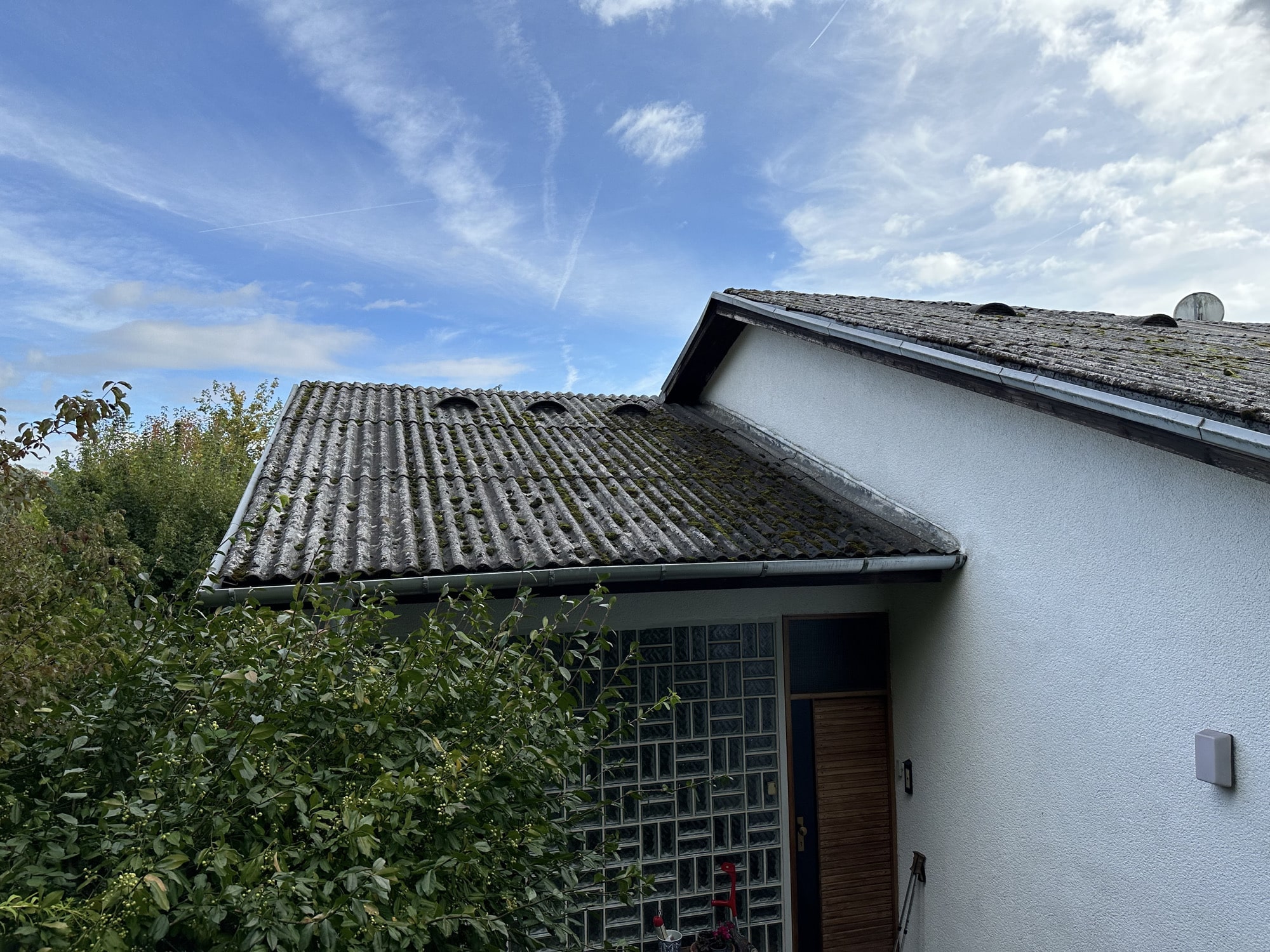 Ein Dach mit Ethernitplatten