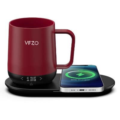 Roter VFZO Smart Mug mit Ladestation und einem iPhone auf der Qi-Ladefläche