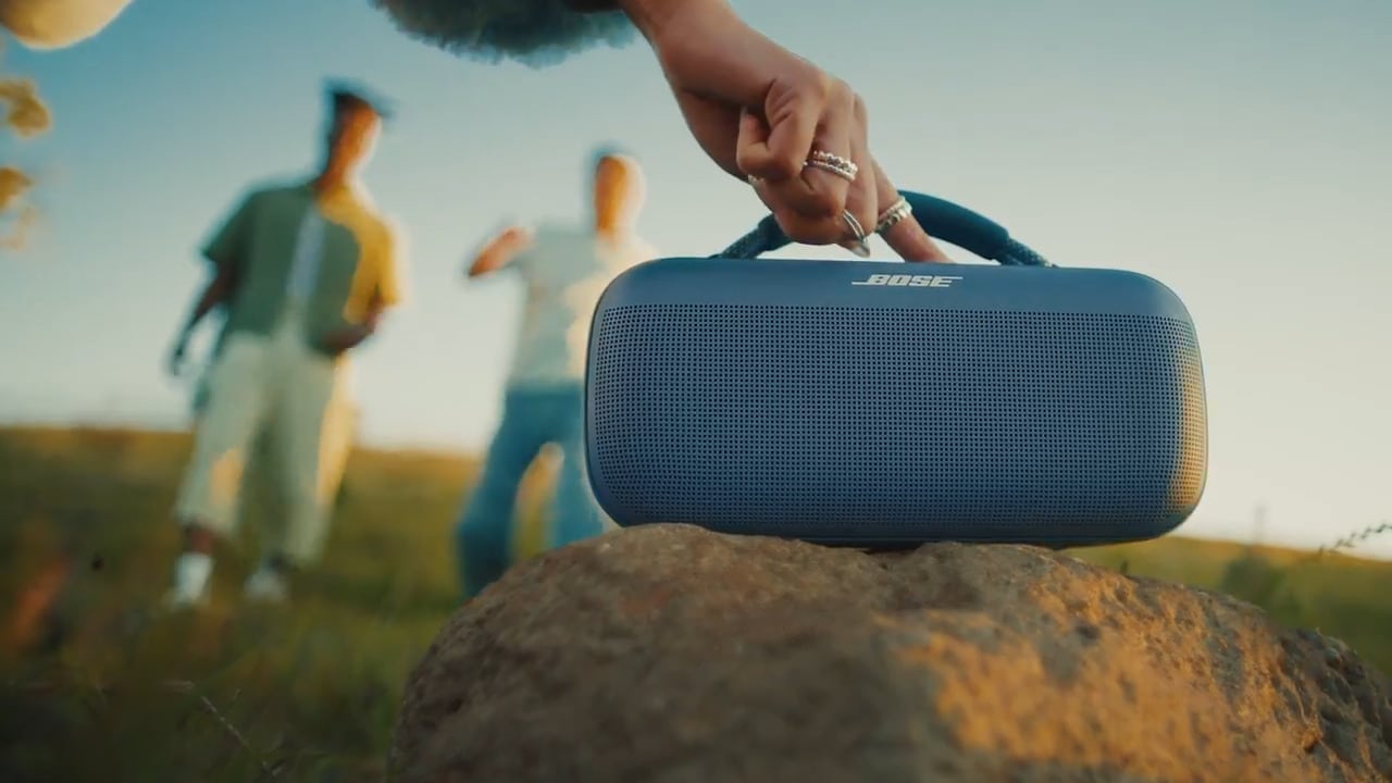 El Bose SoundLink Max se apoya sobre una piedra y se maneja con una mano