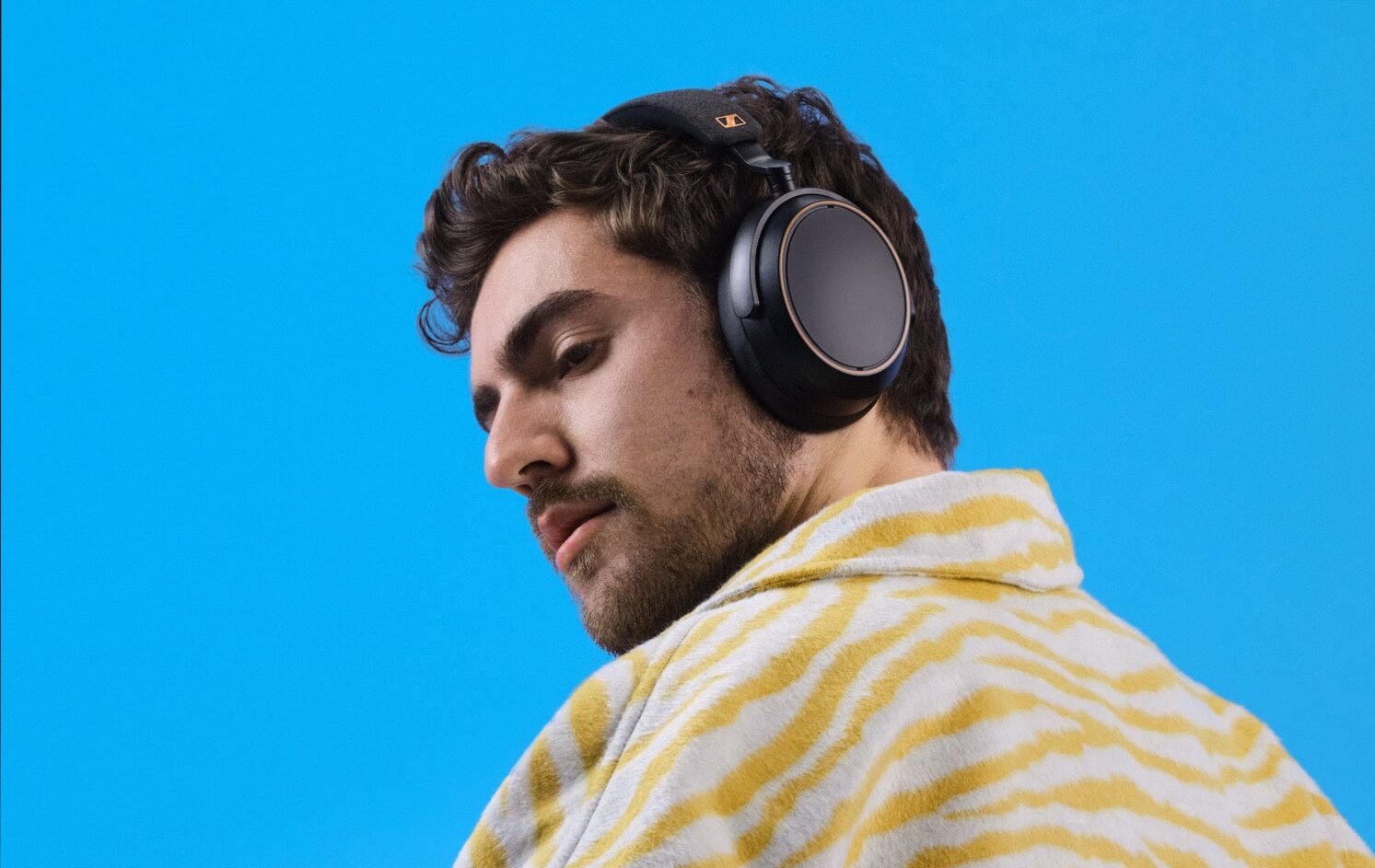 Mann trägt die Sennheiser Momentum 4 Wireless in der Farbe Kupfer auf dem Kopf