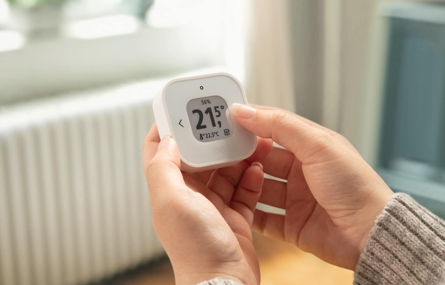 Eve Thermo Control in der Hand.