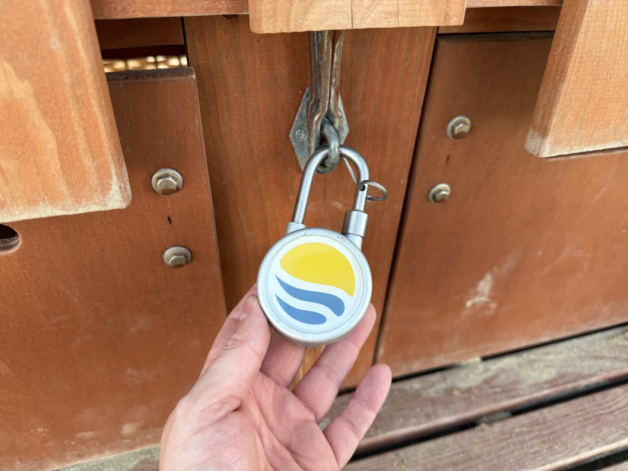 Dieses Schloss am Strandkorb verbindet sich mit dem Smartphone