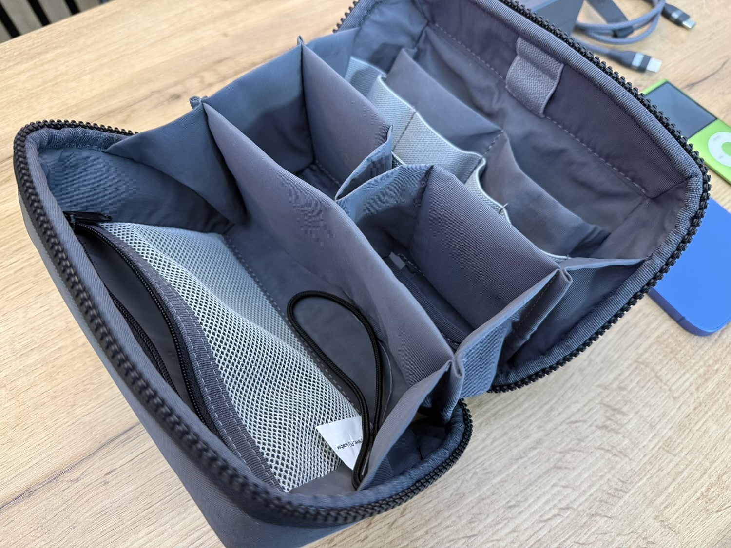 Alle Fächer der praktischen Tasche