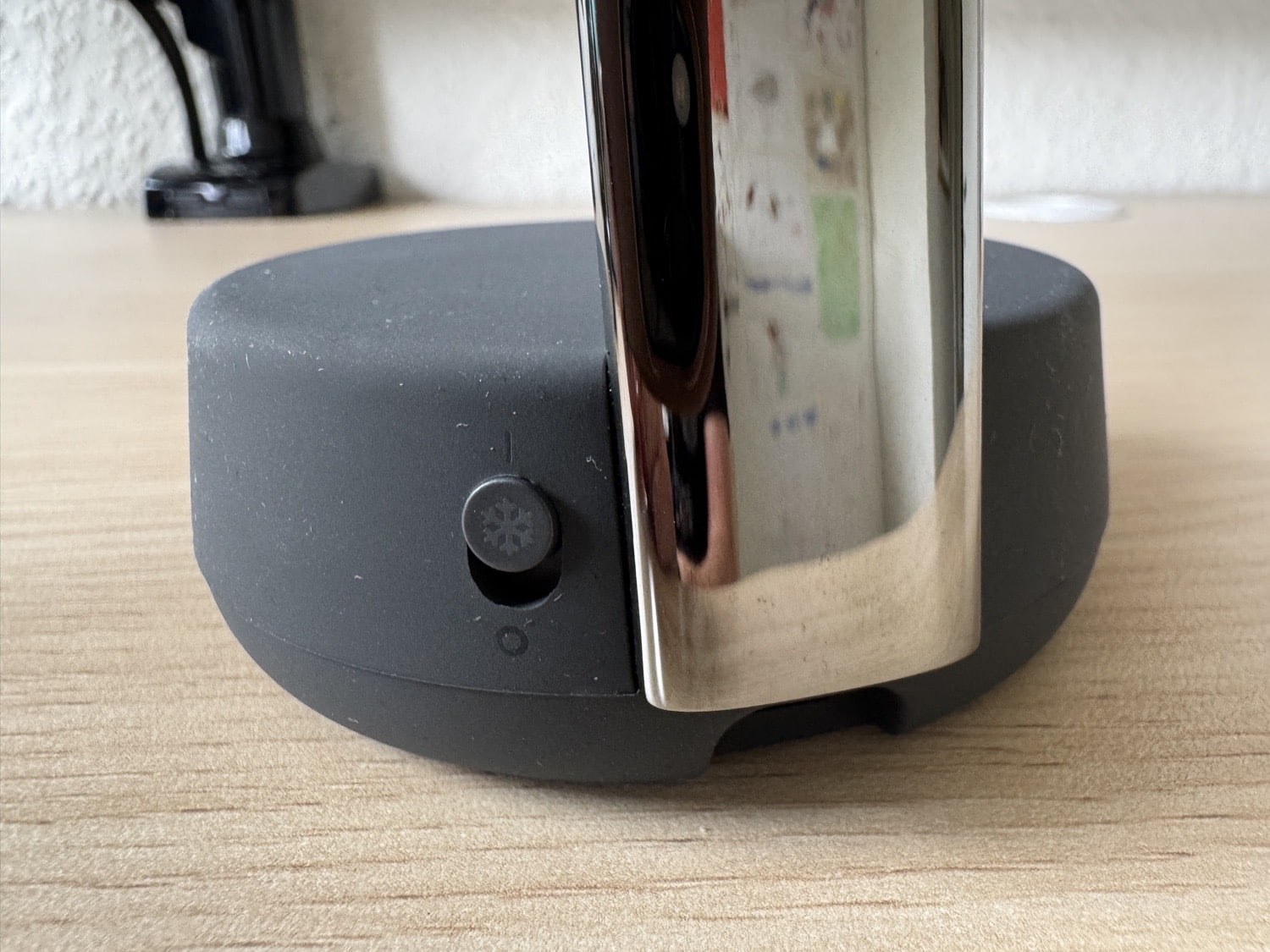 Detailansicht des Lüfterschalters der Belkin UltraCharge Pro