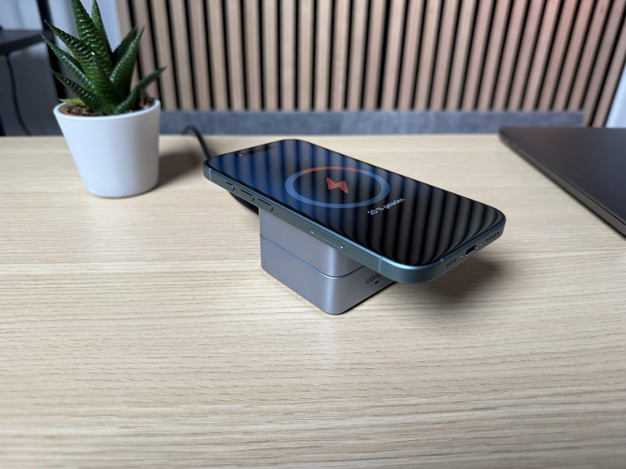 Ugreen MagFlow 2-in-1 lädt ein iPhone flach auf.