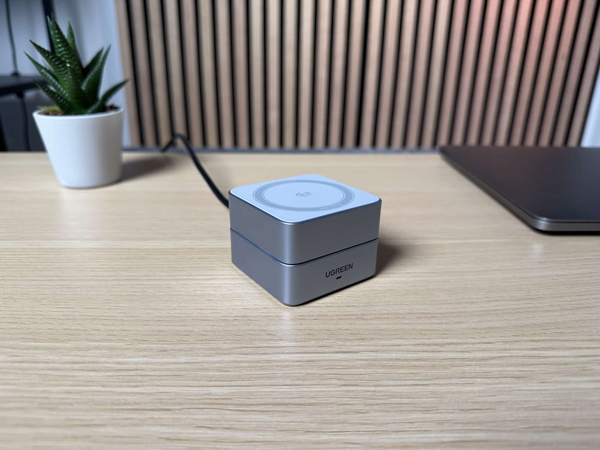 Ugreen MagFlow 2-in-1 Ladegerät zusammengeklappt.