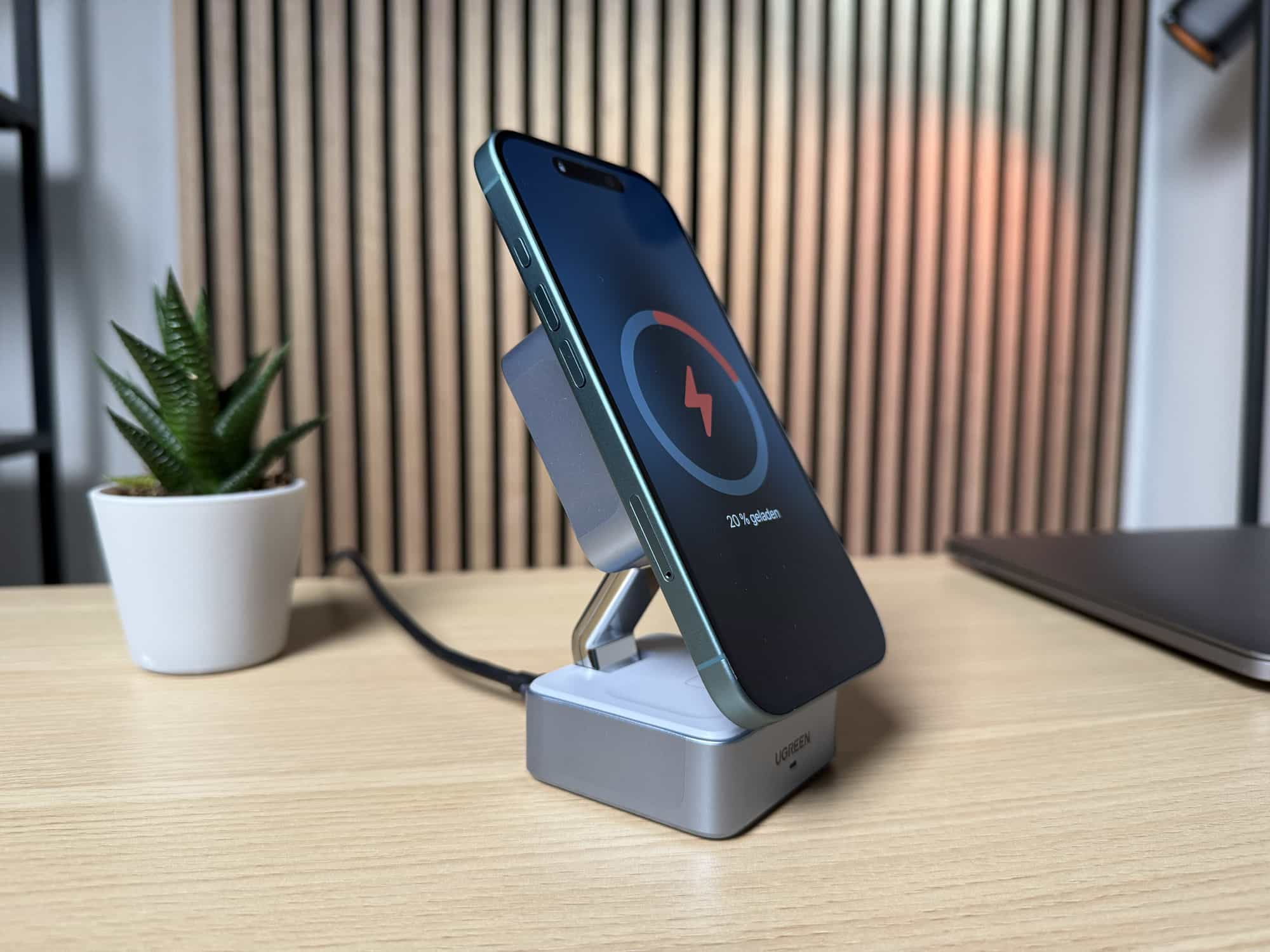 Ugreen MagFlow 2-in-1 lädt ein iPhone auf.