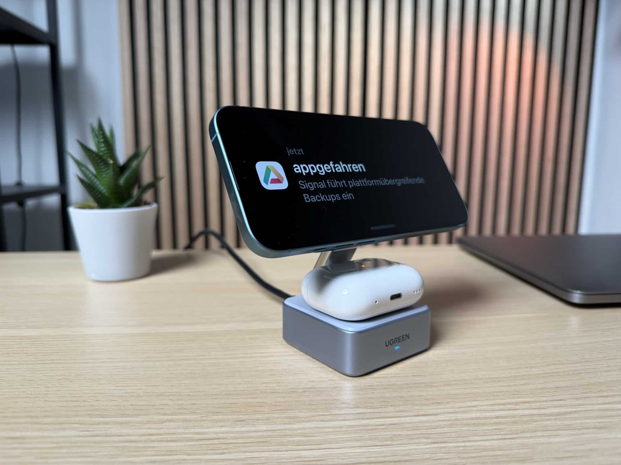 Ugreen MagFlow 2-in-1 lädt iPhone im Querformat.