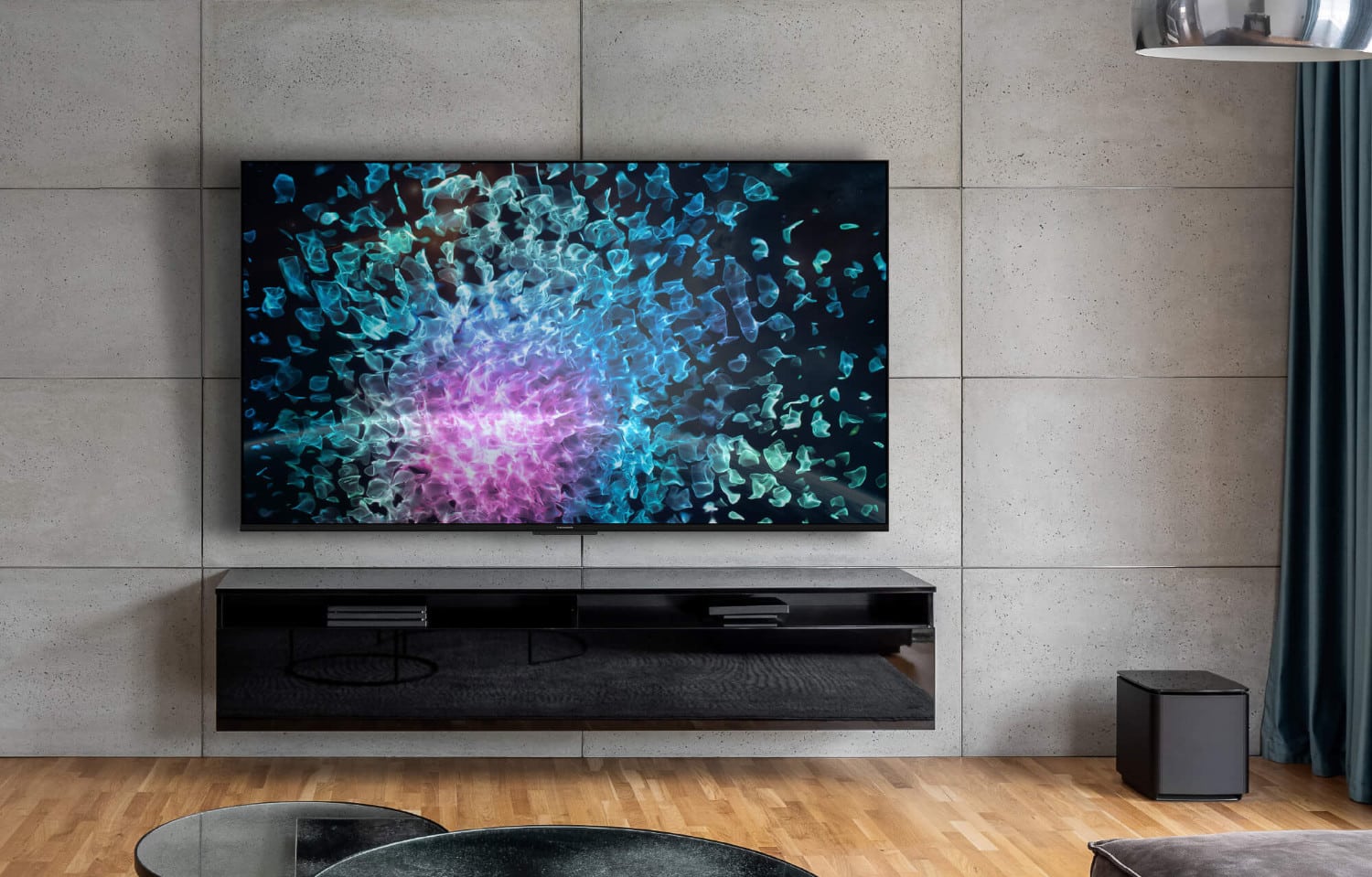 Thomson MiniLED TV hängt an einer Wand im Wohnzimmer