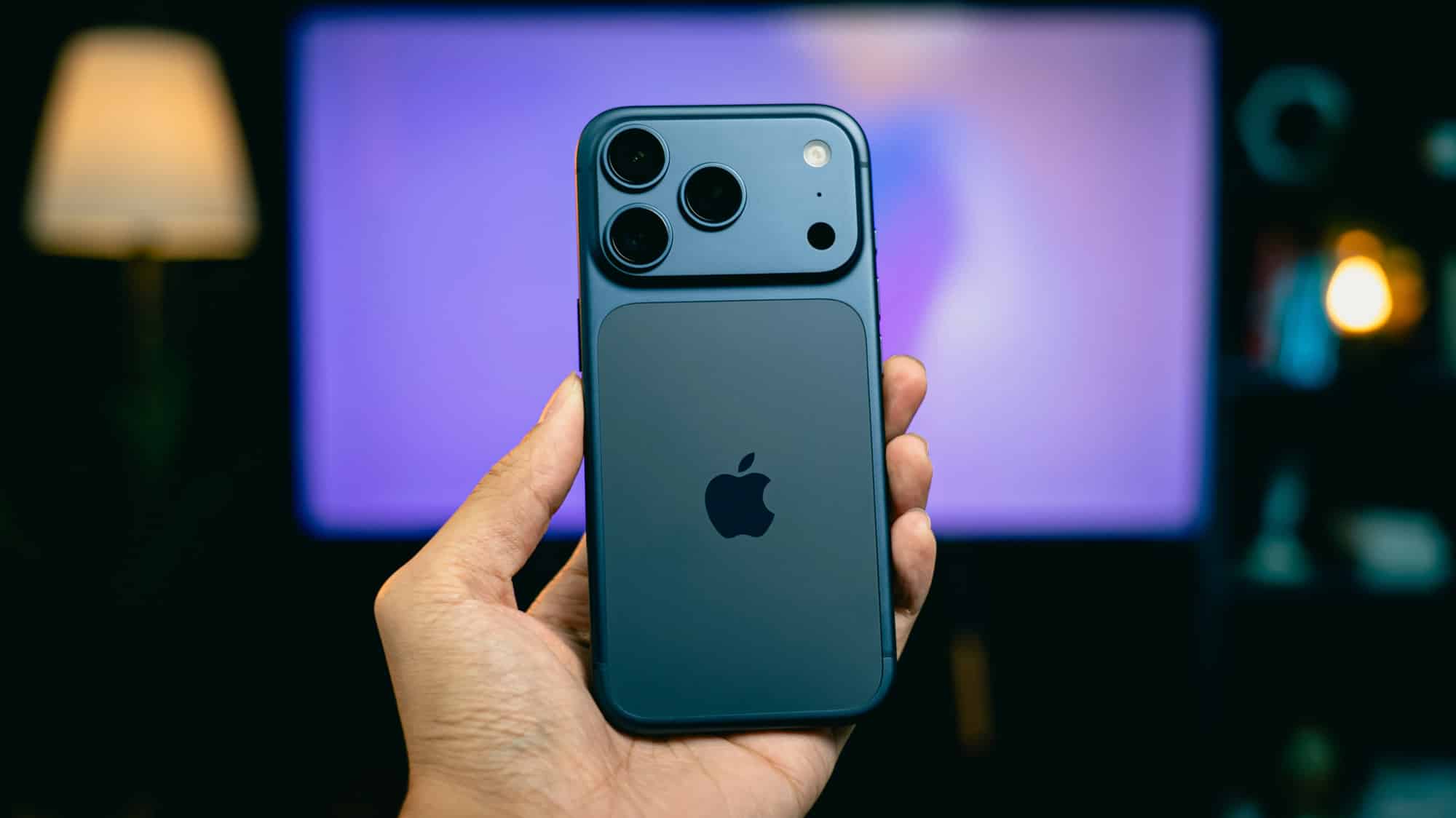 iPhone 17 Pro in Blau.
