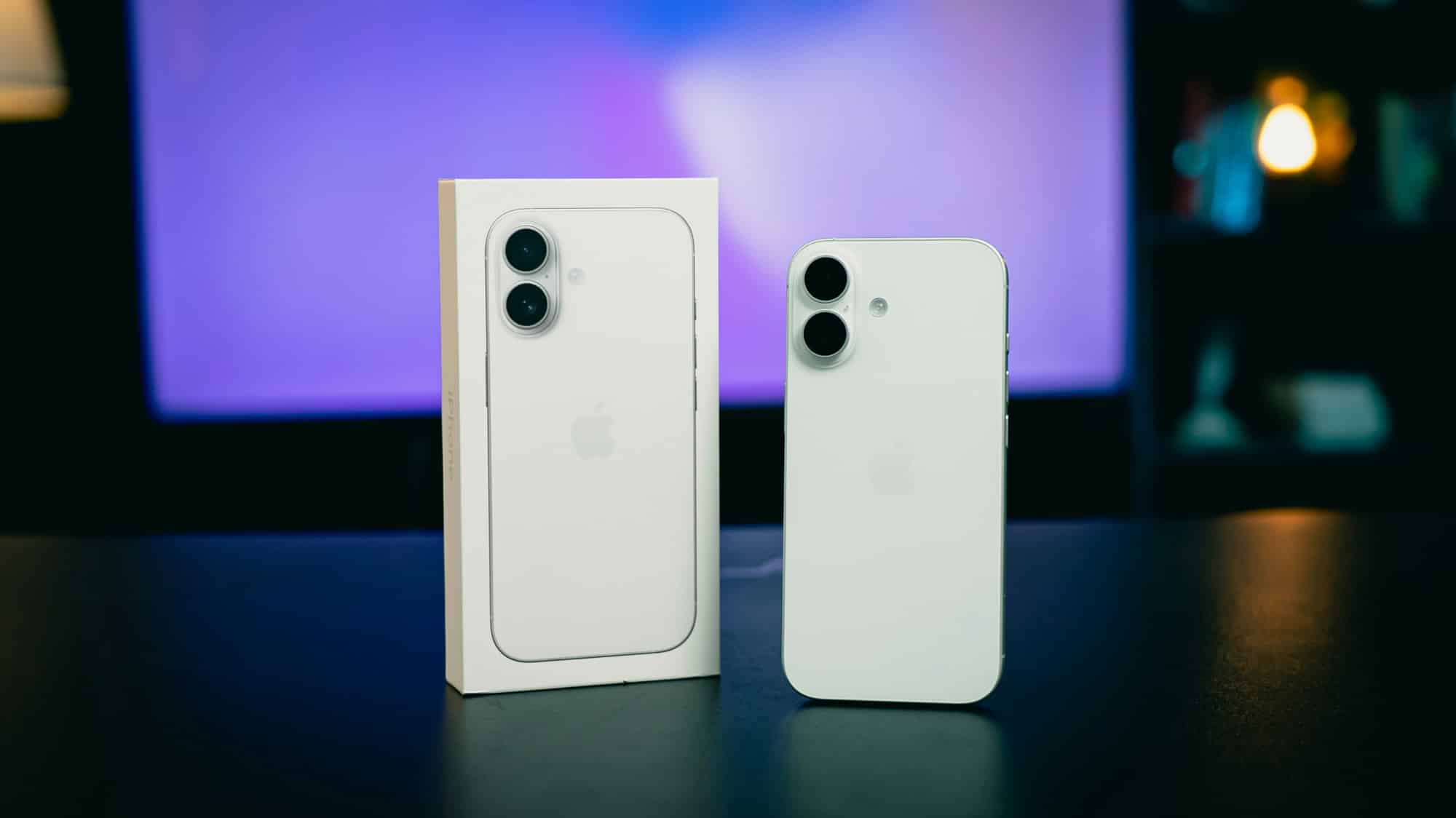 iPhone 17 in Weiß samt Verpackung auf einem Tisch