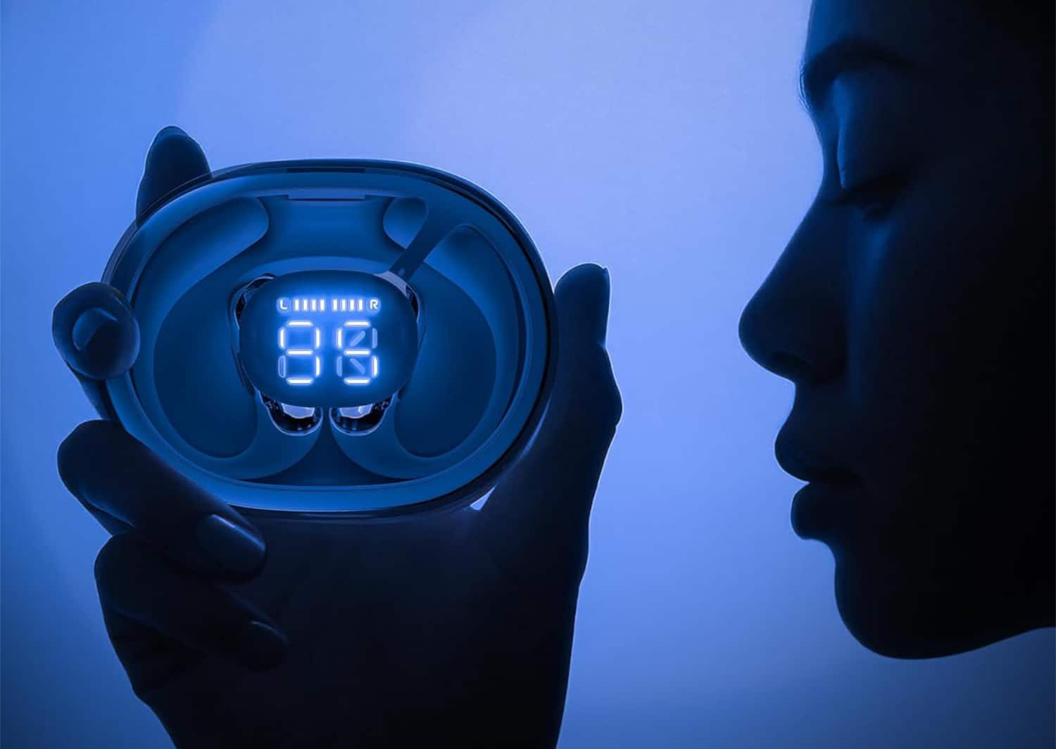 Eine Person hält die Acefast AceFit Pro vor blauem Hintergrund in die Kamera