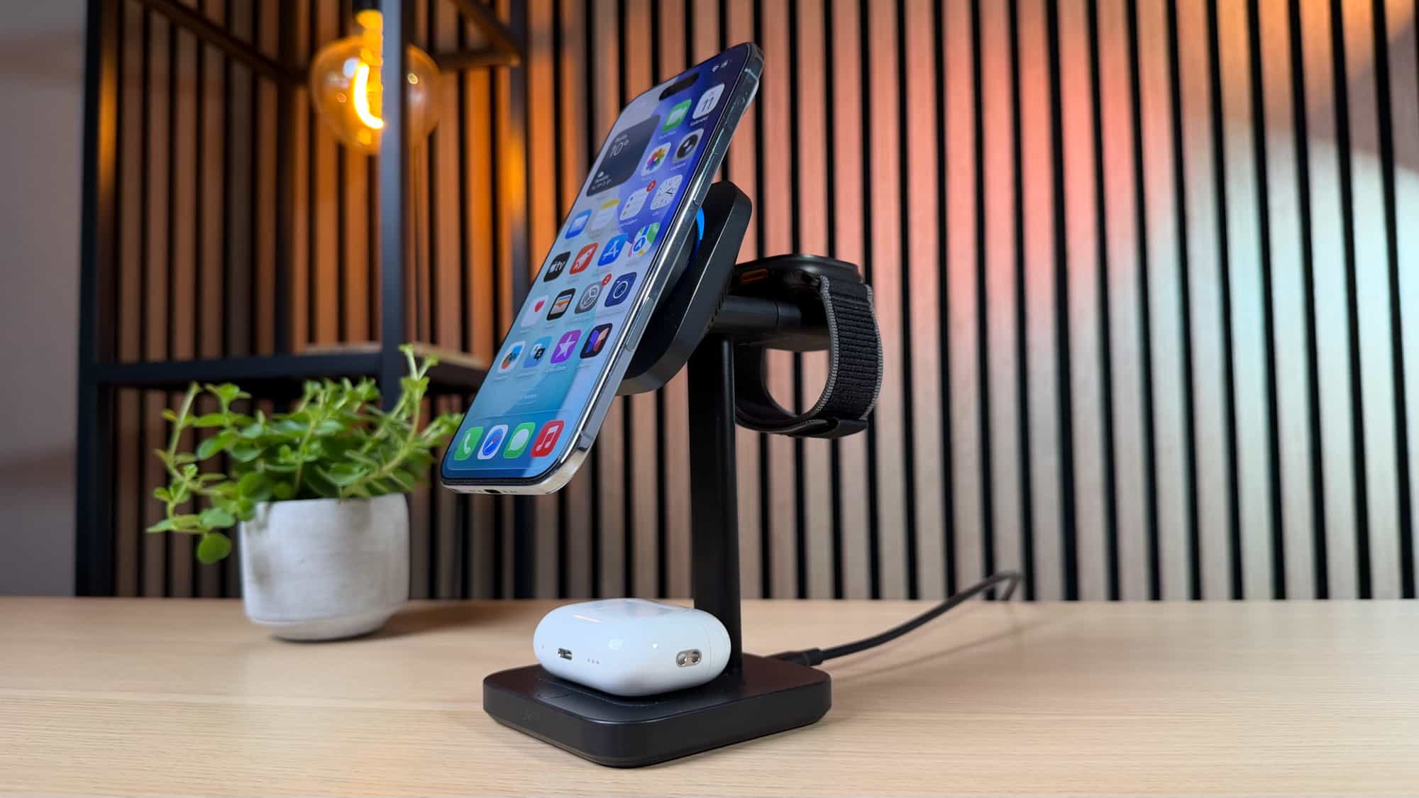 ESR 3-in-1 Ladestation lädt iPhone, Apple Watch und AirPods.