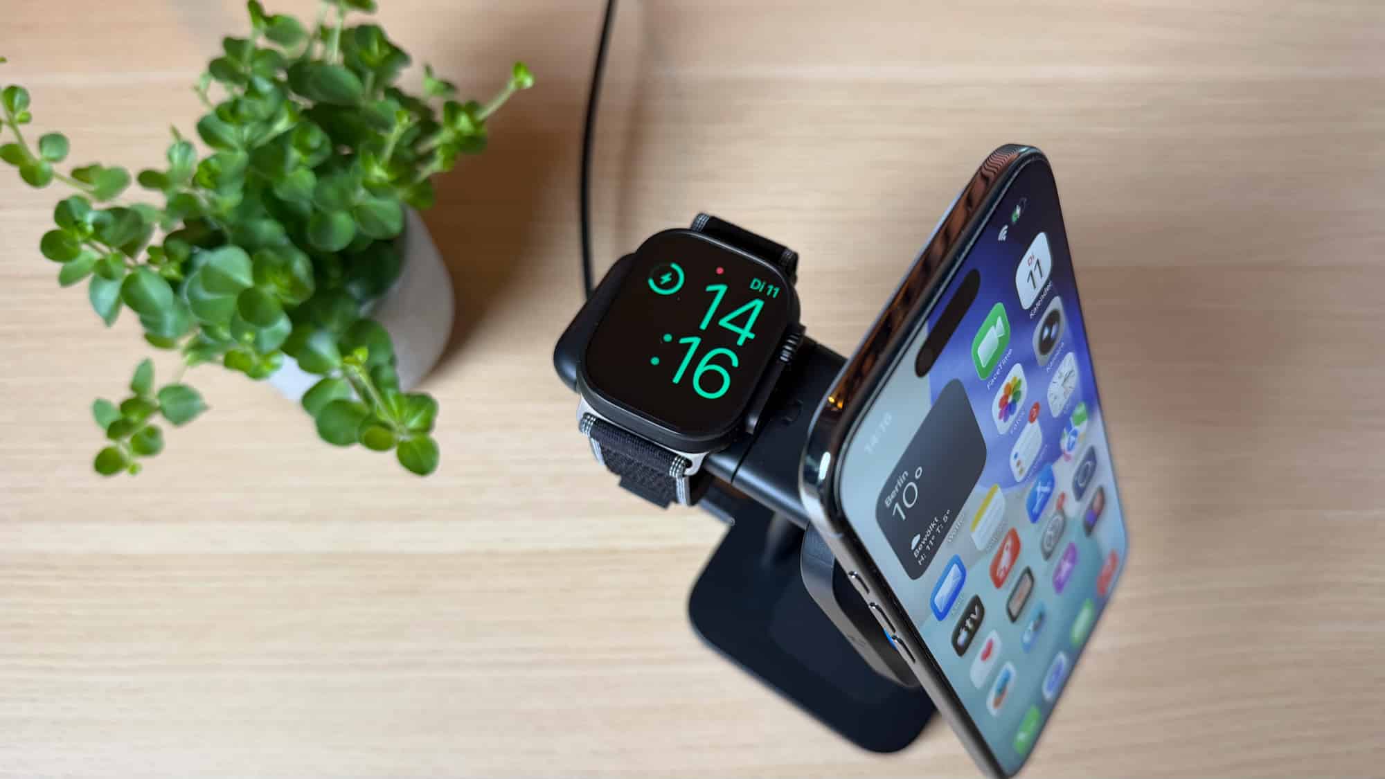 ESR 3-in-1 Ladestation lädt auch die Apple Watch.