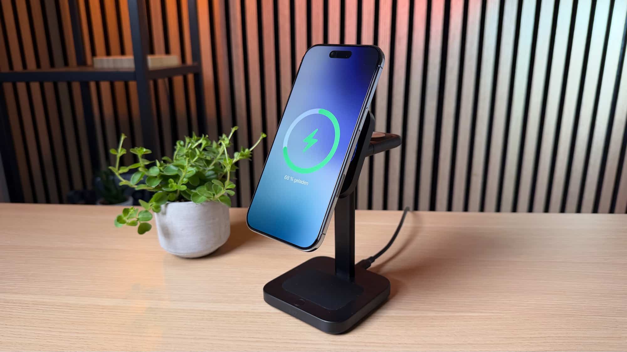 ESR 3-in-1 Ladestation lädt das iPhone.