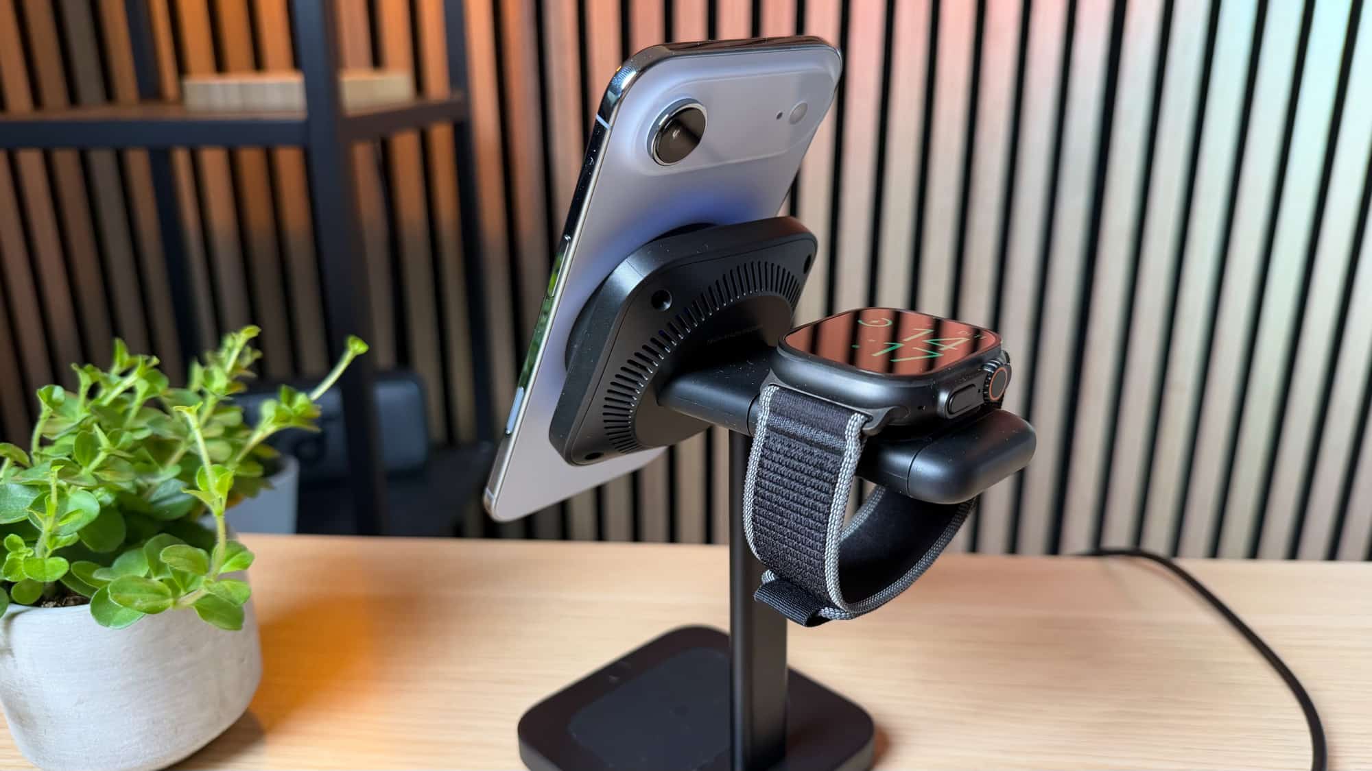 ESR 3-in-1 Ladestation integriert Kühlung.