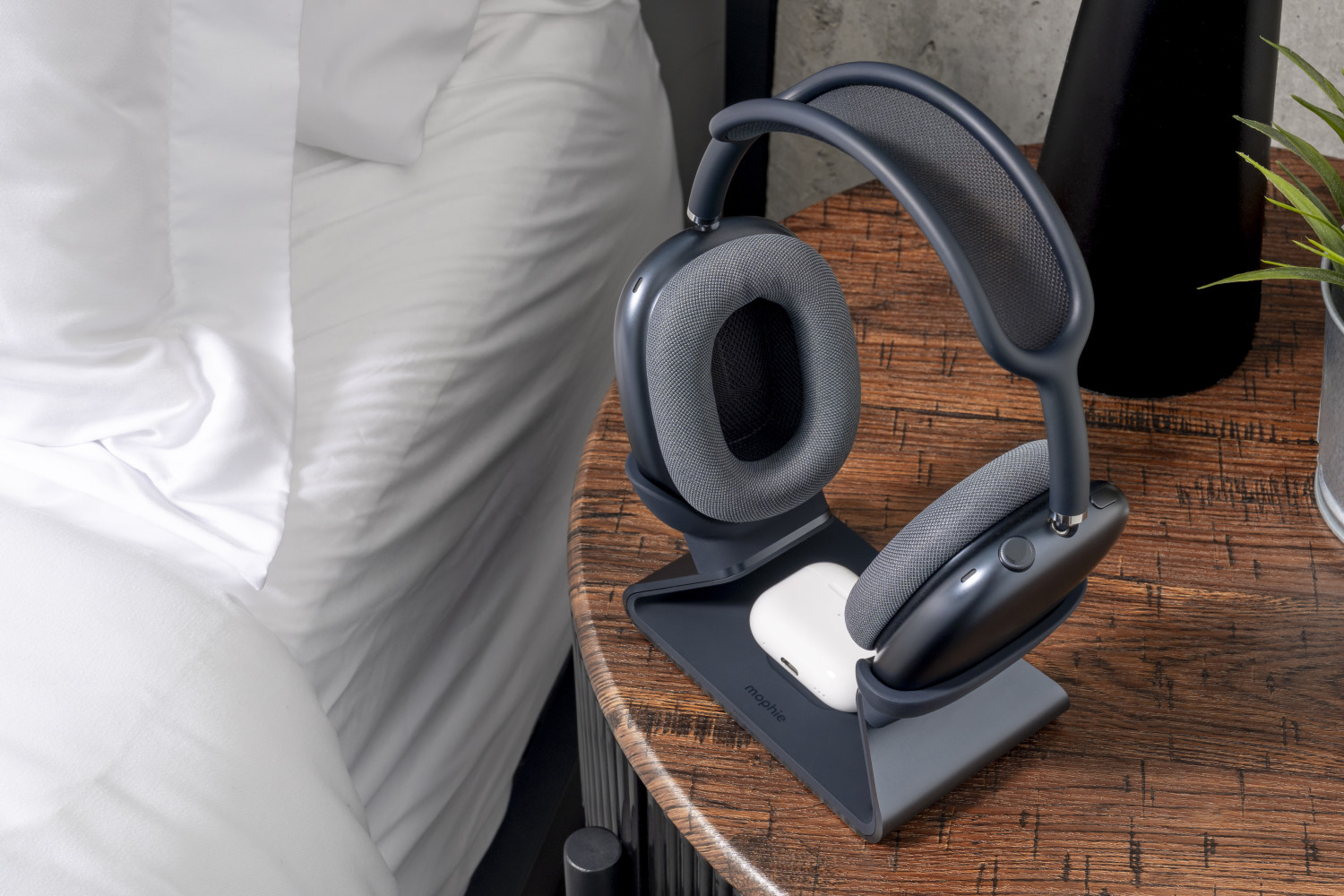 Mophie AirPods Max Charging Stand auf einem Nachttisch