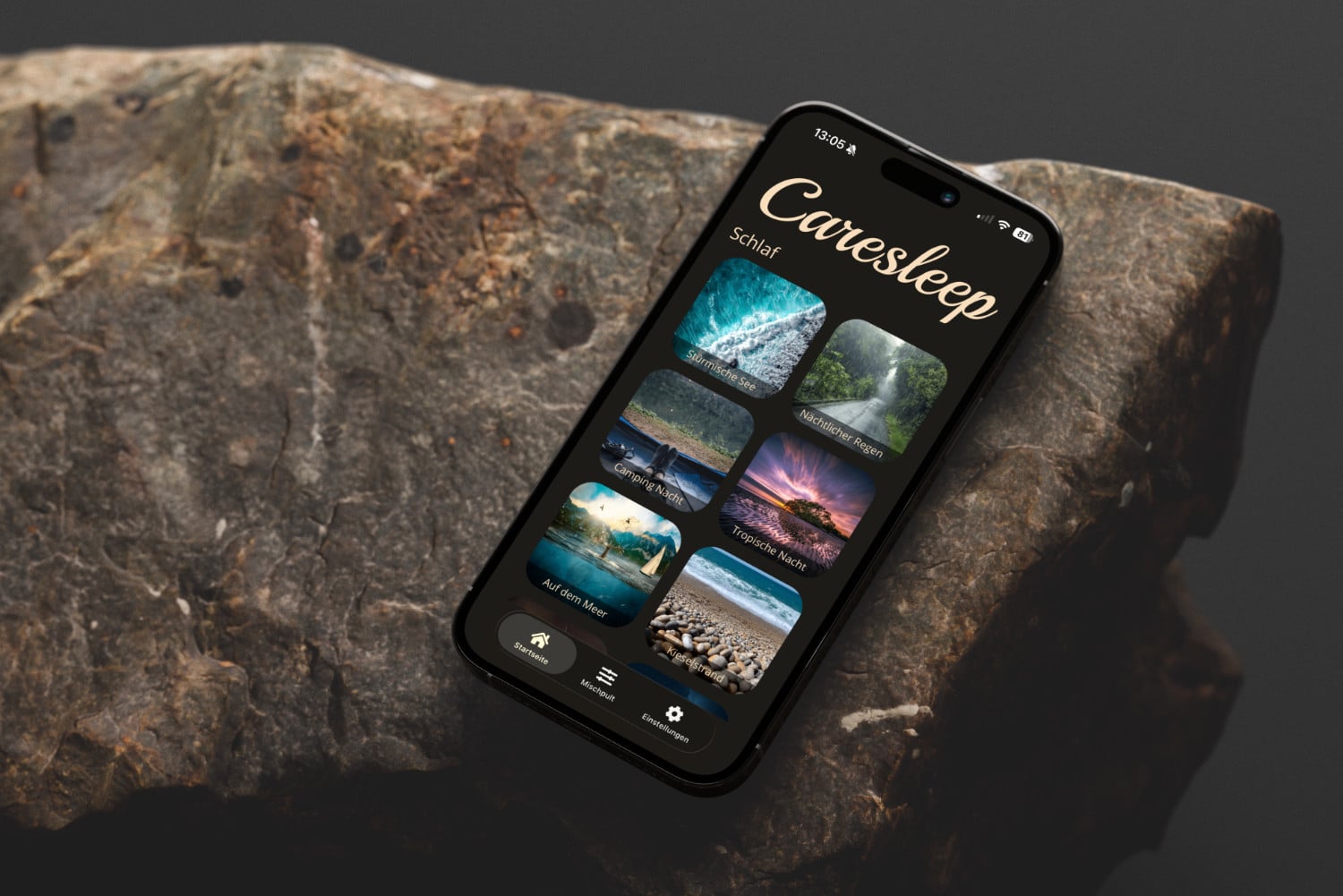 Startbildschirm von CareSleep auf einem iPhone, das auf einem Stein liegt