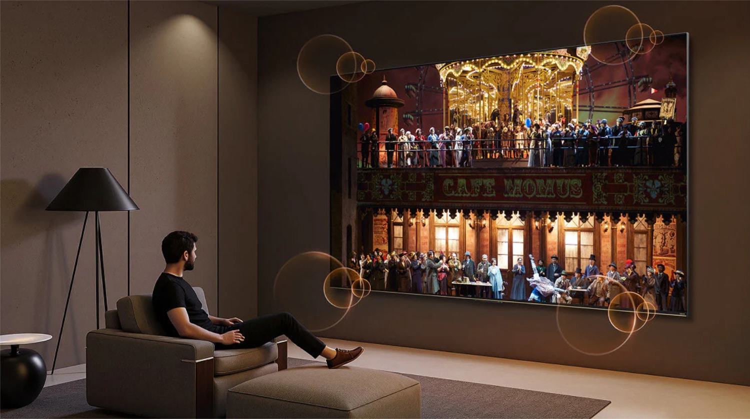 Eine Person sitzt vor einem Dreame Aura S100 TV