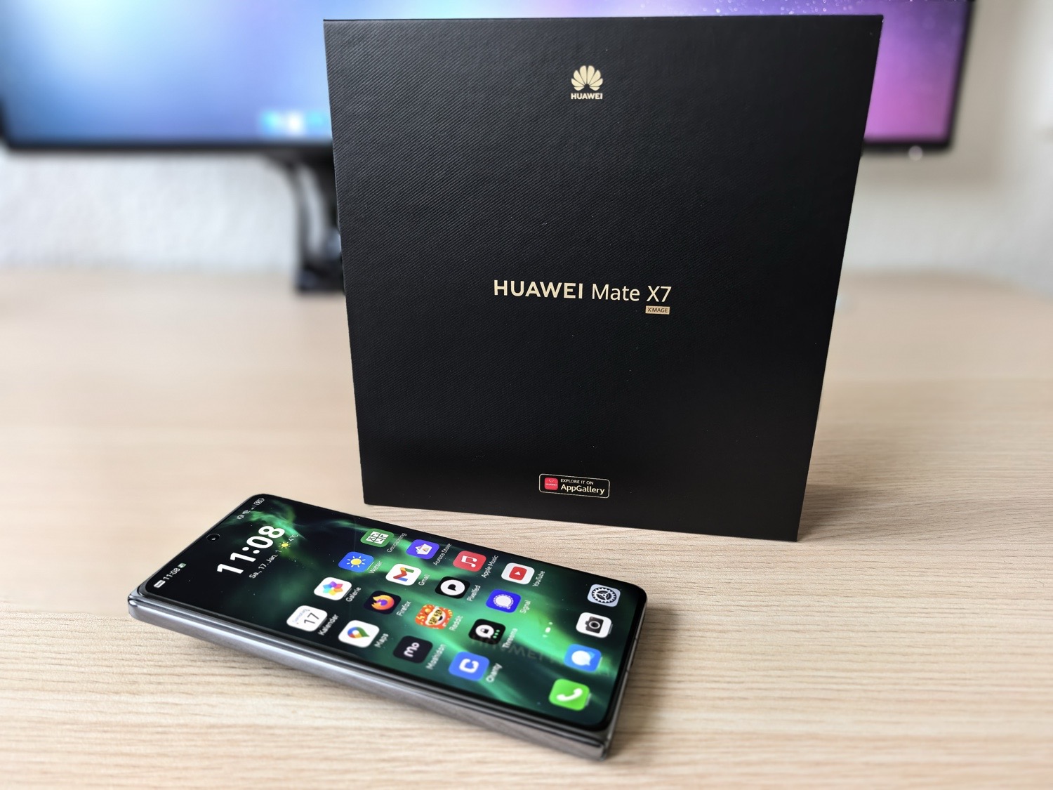 Zugeklapptes Huawei Mate X7 liegt vor der Verpackung