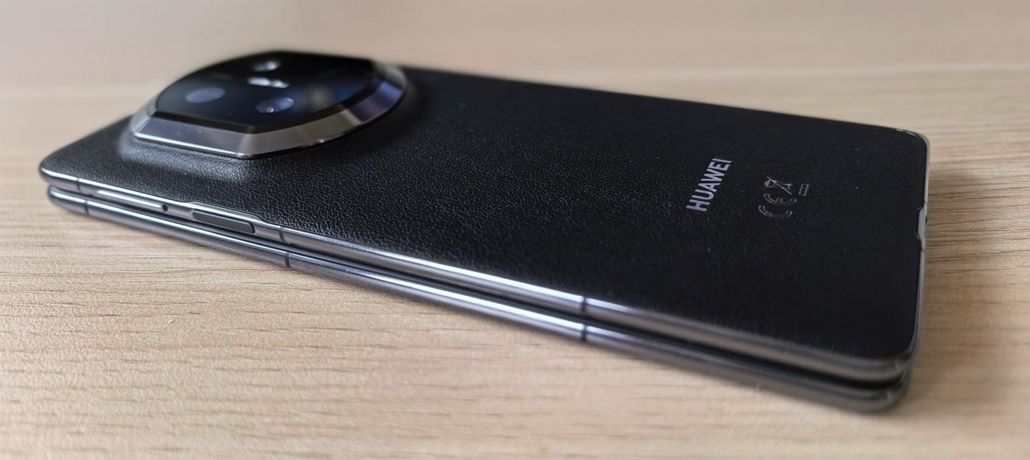 Rückseite eines schwarzen zugeklappten Huawei Mate X7