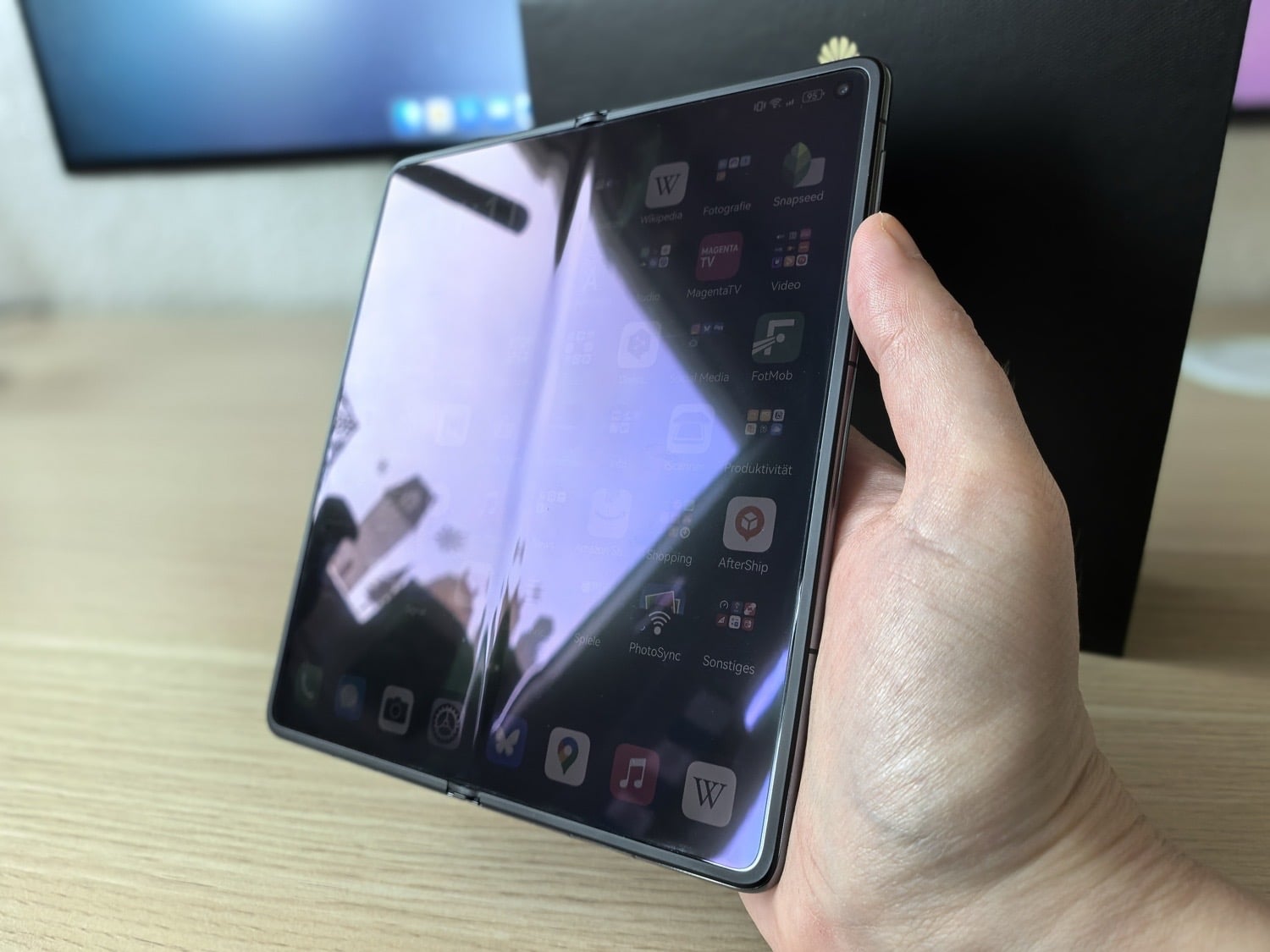 Aufgeklapptes Huawei Mate X7 im Gegenlicht