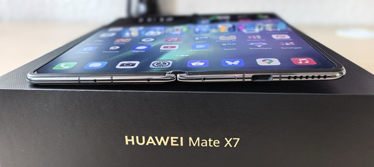 Aufgeklapptes Huawei Mate X7 liegt auf der schwarzen Verpackung