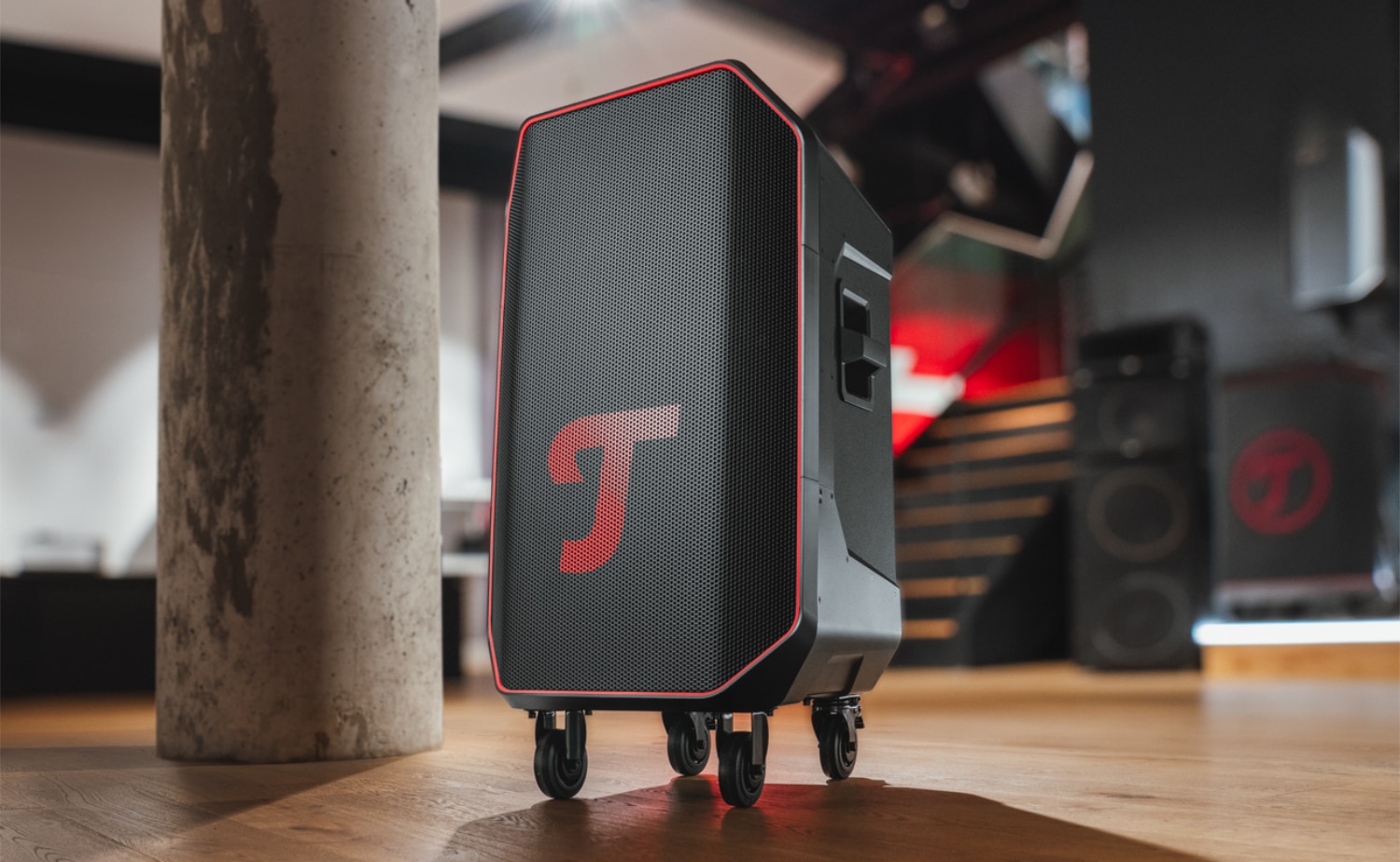 Teufel Rockster 2 auf Rollen in einem Verkaufsraum