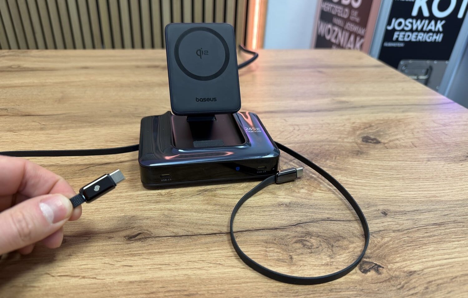 Das Baseus Ladegerät hat zwei integrierte Kabel