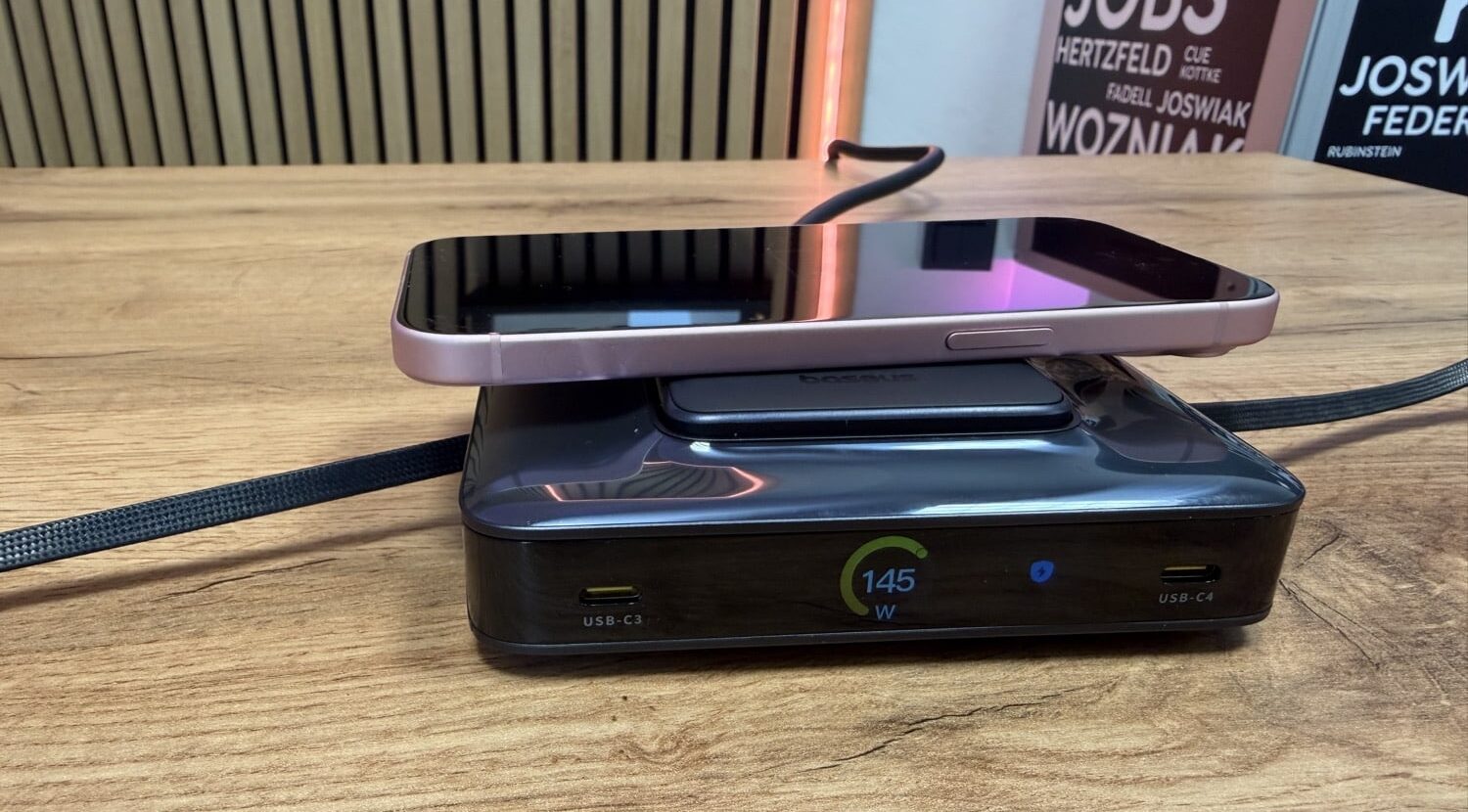 iPhone lädt drahtlos auf der Baseus Nomos II 245w