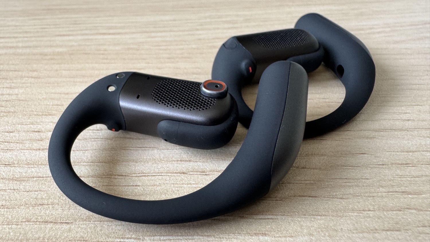 Detailaufnahme der Shokz OpenFit Pro in Schwarz