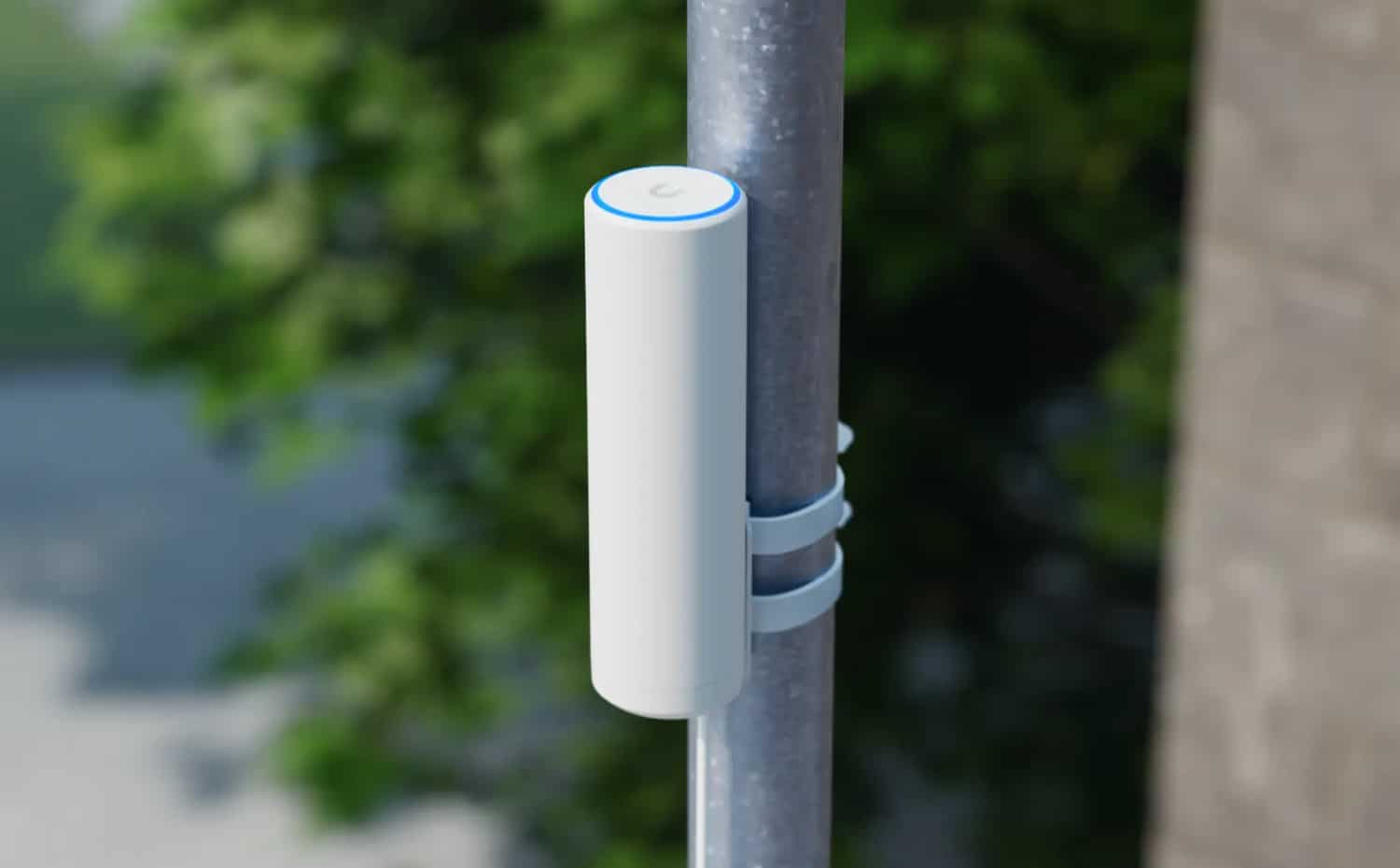 Ubiquiti U7 Mesh ist an einen Metallpfahl angebracht worden