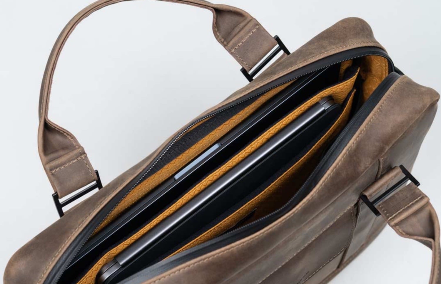 Detailaufnahme der Innenfächer der WaterField Lexington Leather Brief