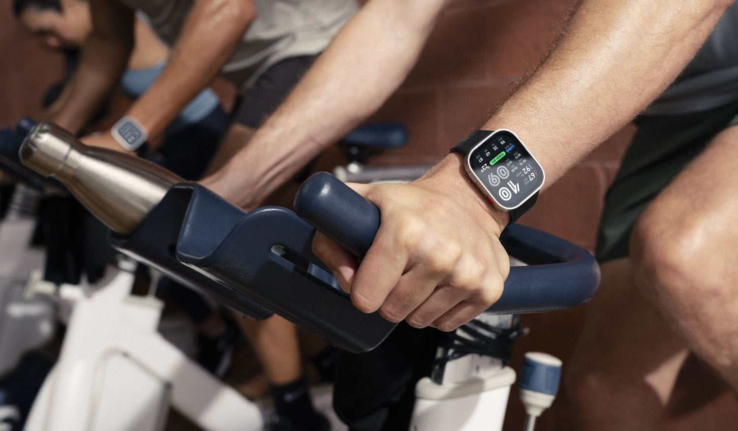 Eine Person trägt beim Spinning eine Amazfit Bis Max am Handgelenk
